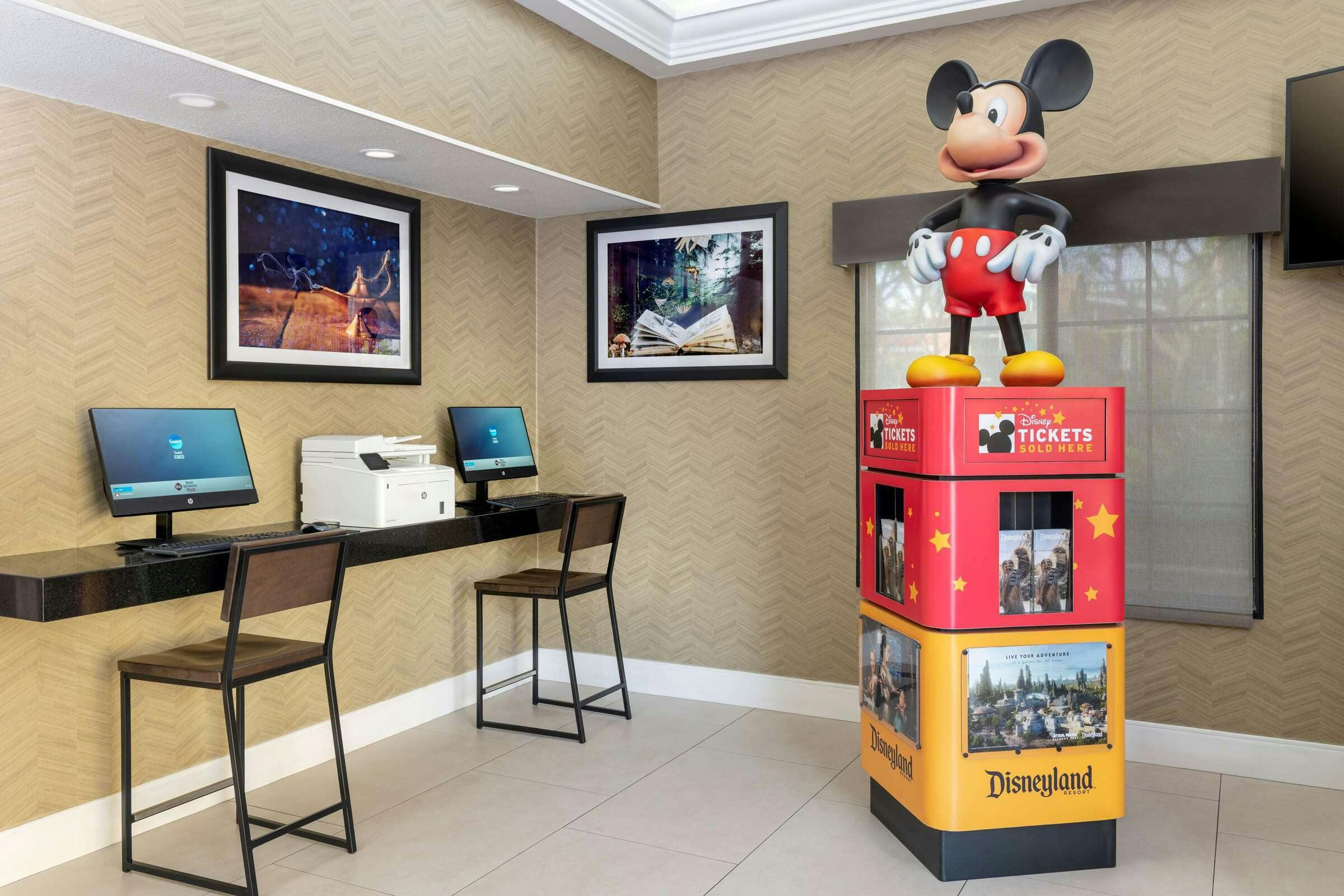 Hotel Best Western Plus Raffles Inn & Suites photo 1