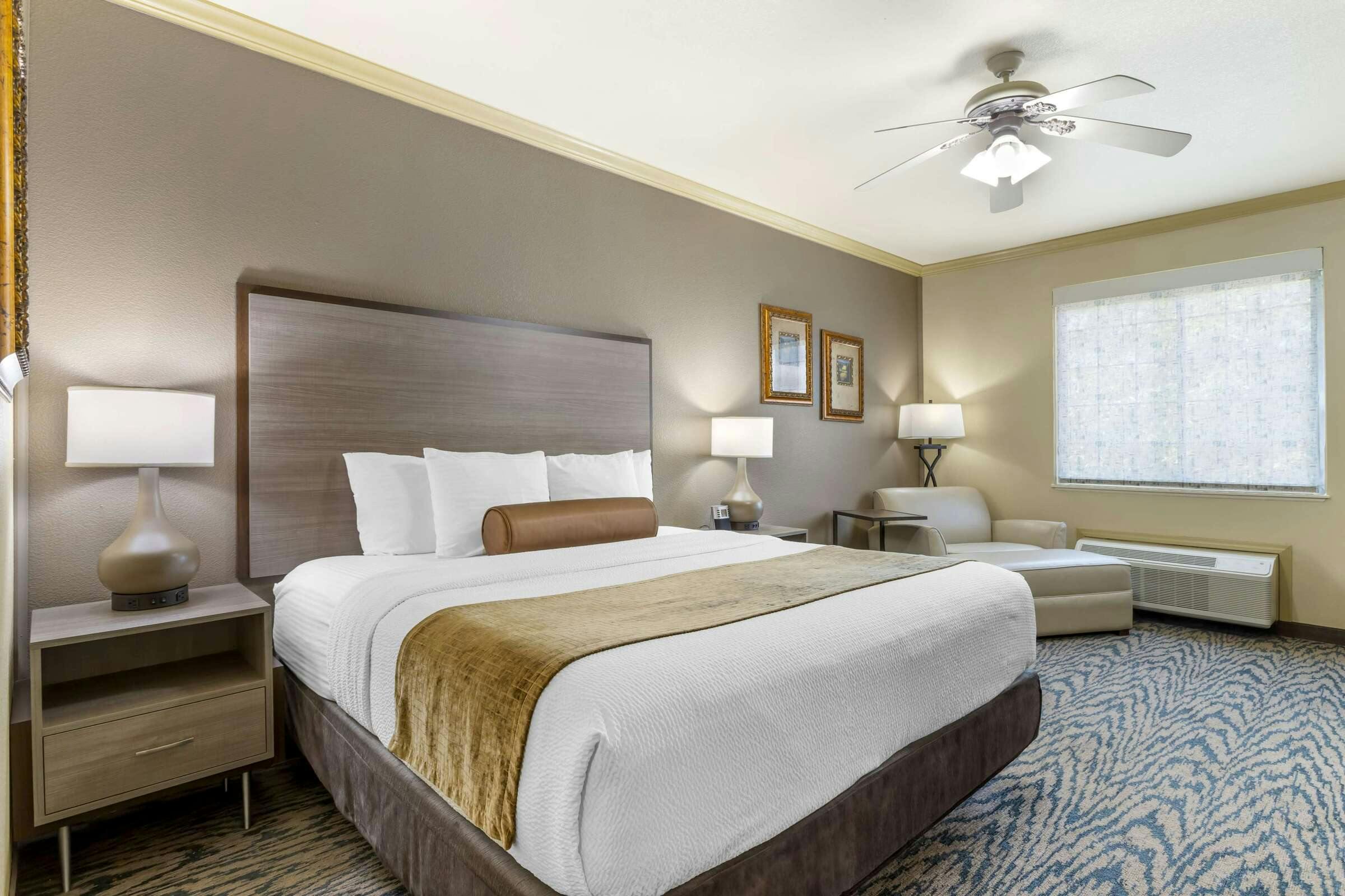 Hotel Best Western Plus Crown Colony Inn & Suites photo 1