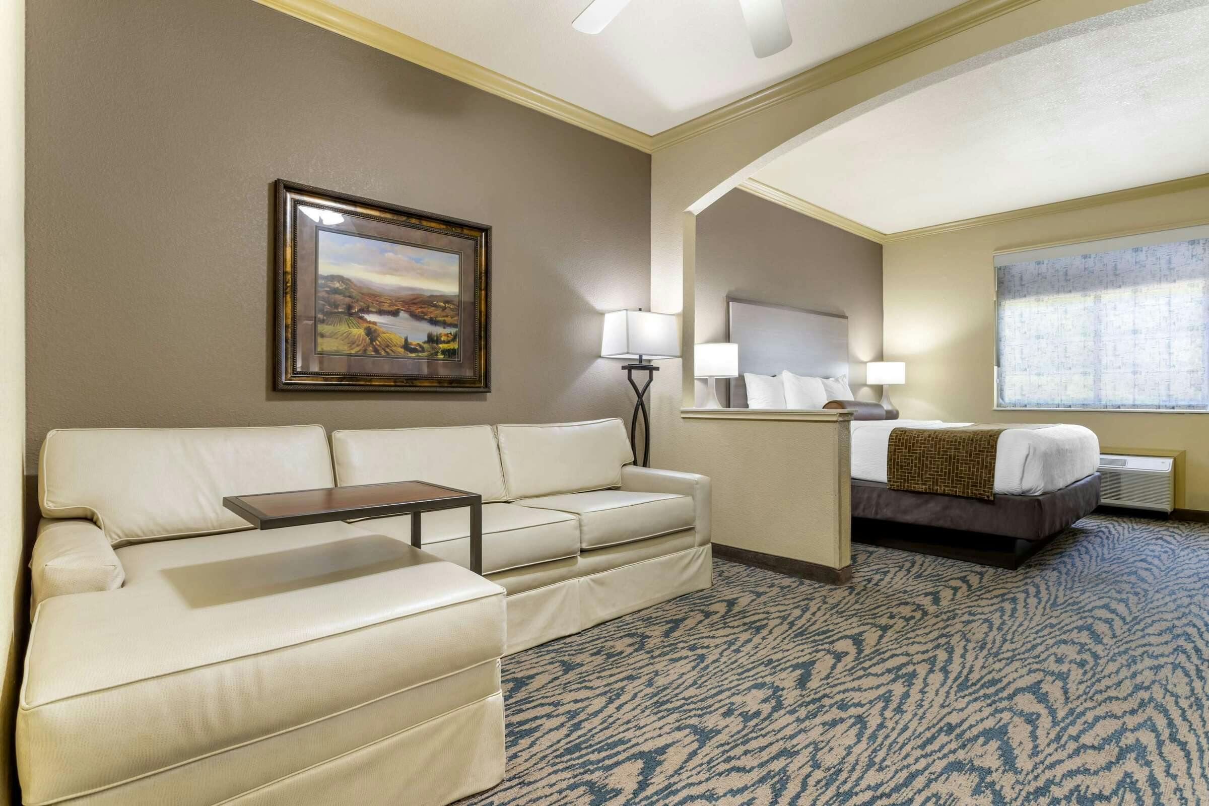 Hotel Best Western Plus Crown Colony Inn & Suites photo 3