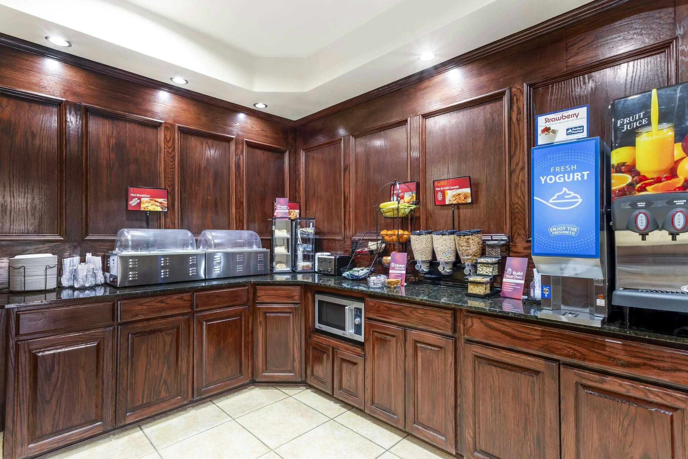 Hotel Best Western Plus Crown Colony Inn & Suites photo 4