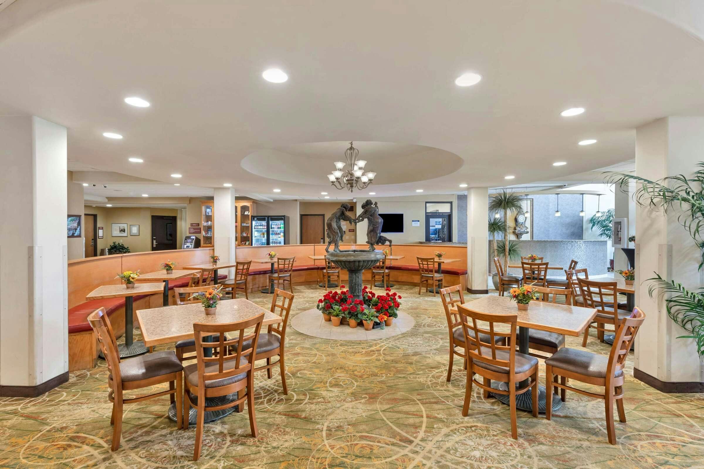 Hotel Best Western Plus Swiss Chalet Hotel & Suites photo 2