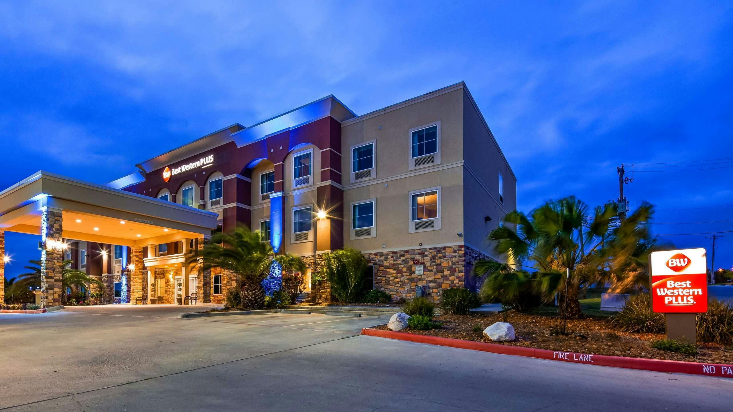 Best Western Plus Kenedy Inn