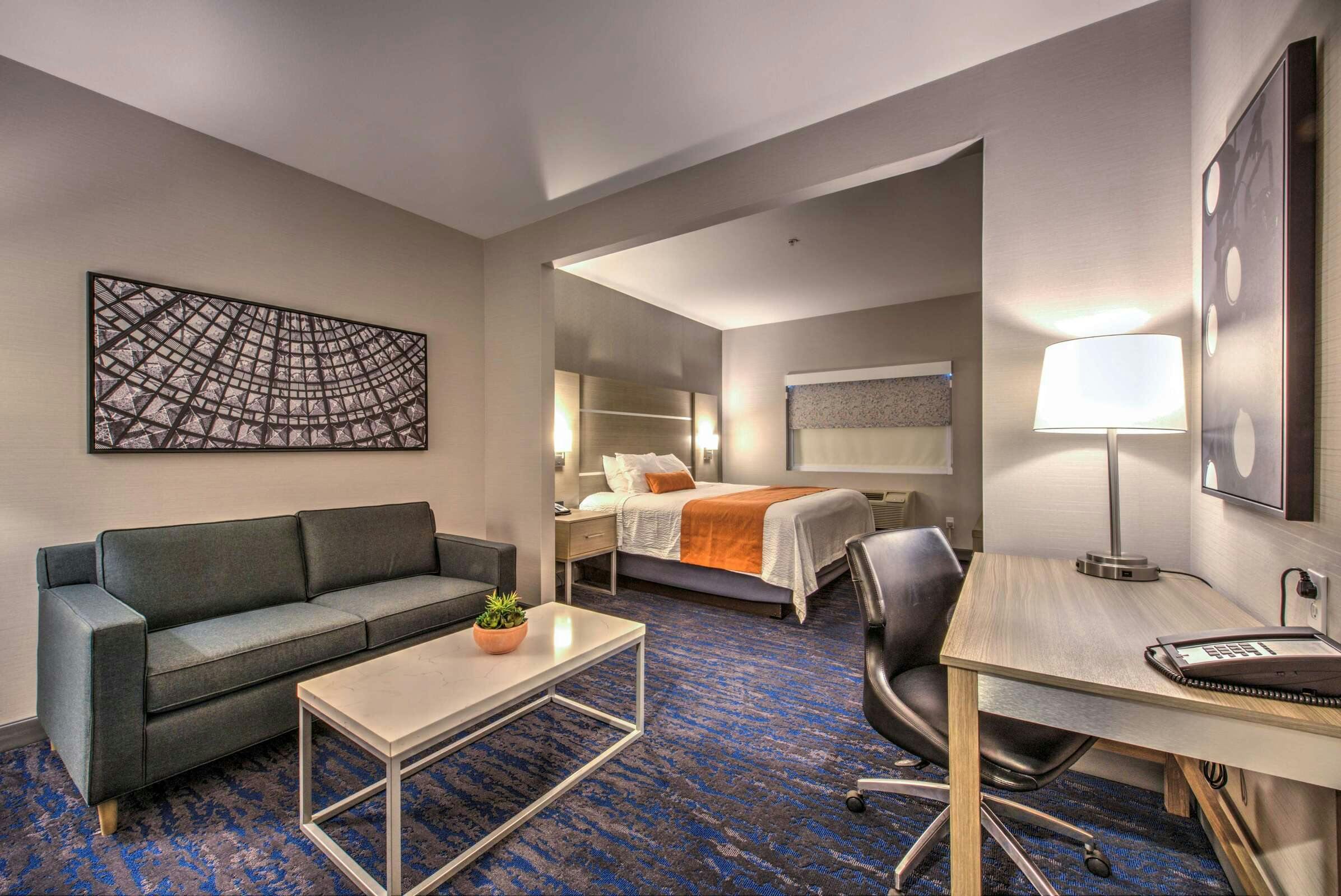 Hotel Best Western Plus Media Center Inn & Suites photo 2