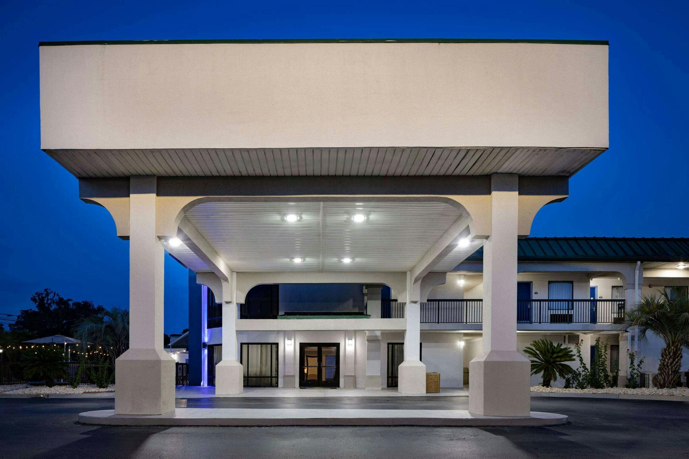 Hotel Days Inn & Suites by Wyndham Savannah Midtown photo 1