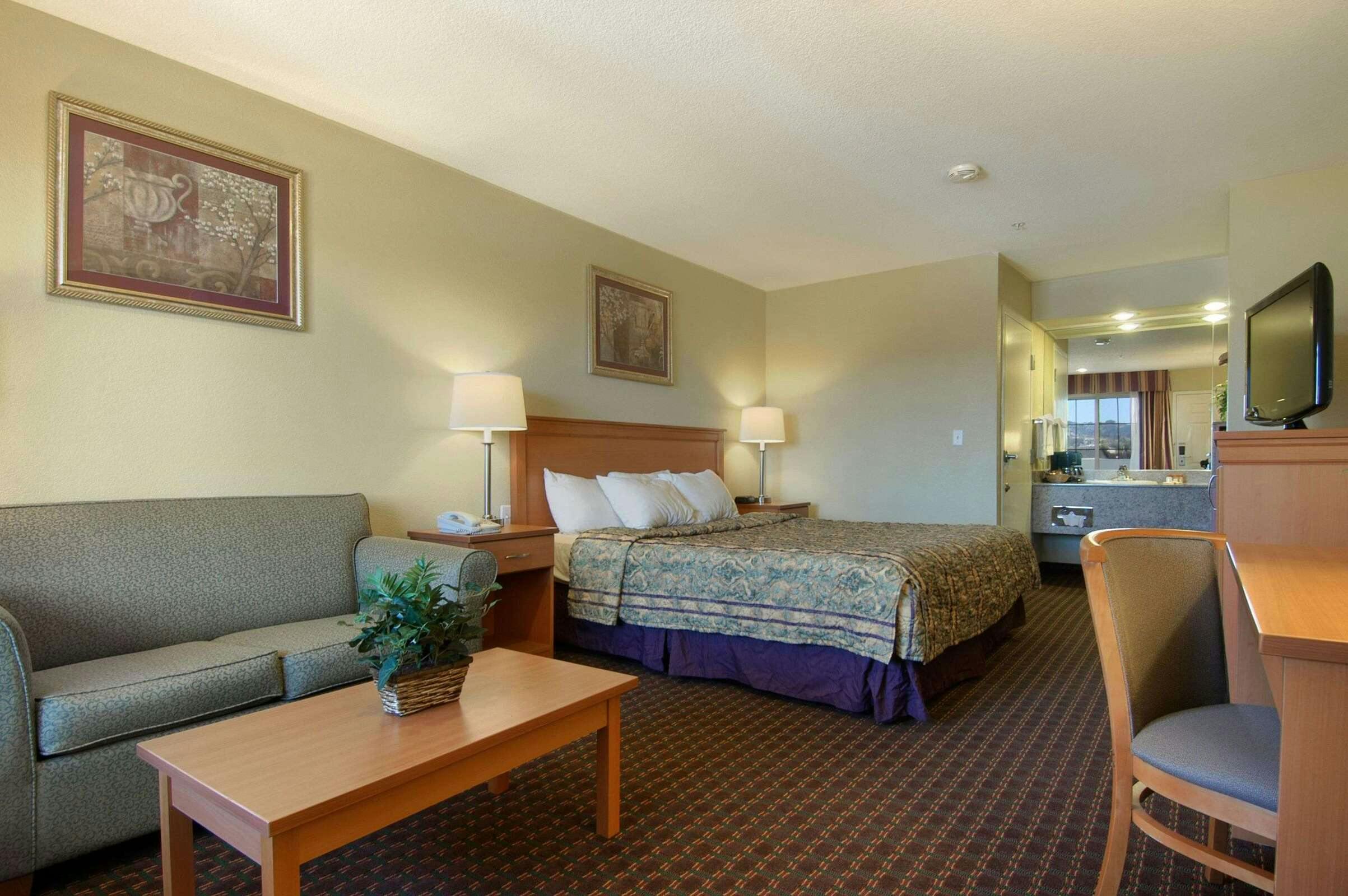 Hotel Days Inn by Wyndham Hayward Airport photo 3