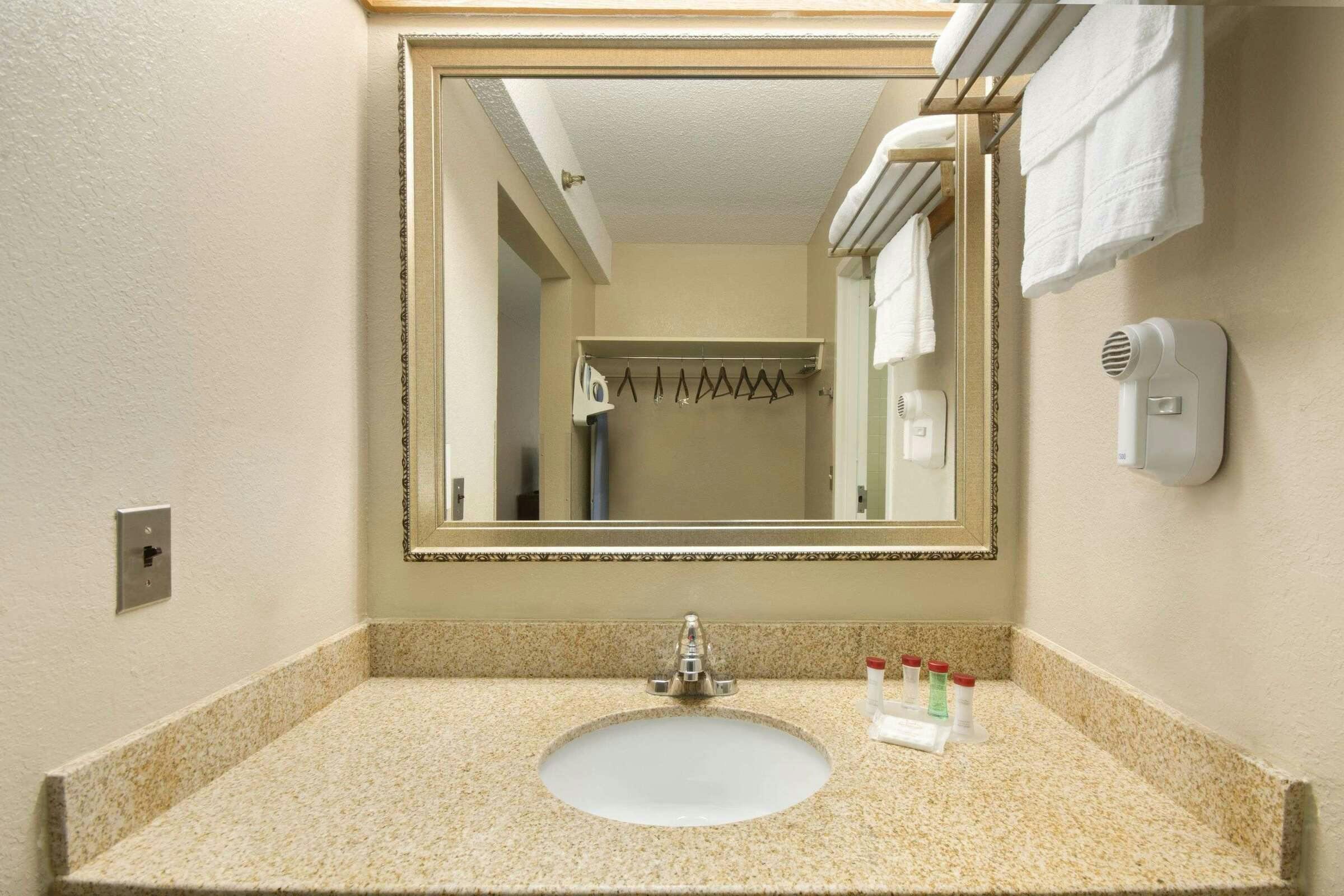 Hotel Ramada by Wyndham Raleigh photo 5