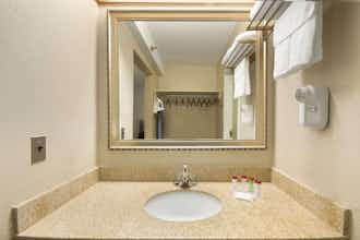 Hotel Ramada by Wyndham Raleigh photo 5