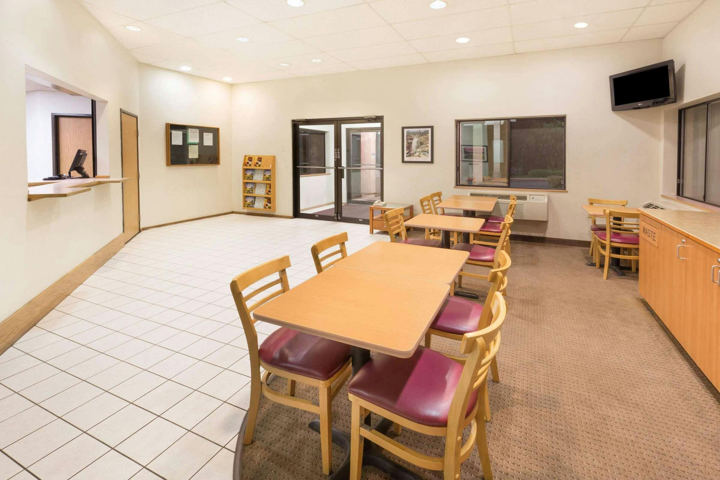 Hotel Super 8 by Wyndham Bend photo 1