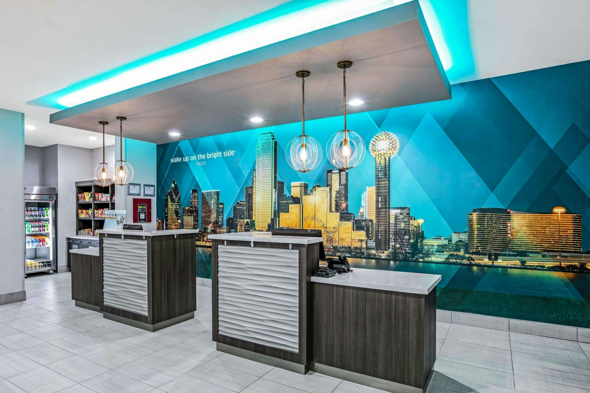 Hotel La Quinta Inn & Suites by Wyndham DFW West-Glade-Parks photo 1
