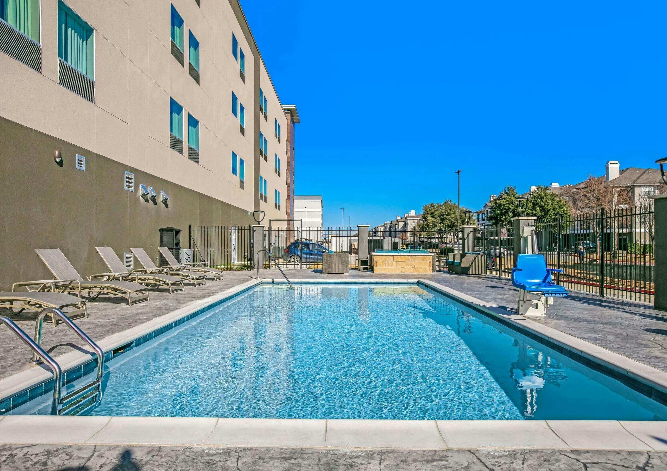 Hotel La Quinta Inn & Suites by Wyndham DFW West-Glade-Parks photo 4