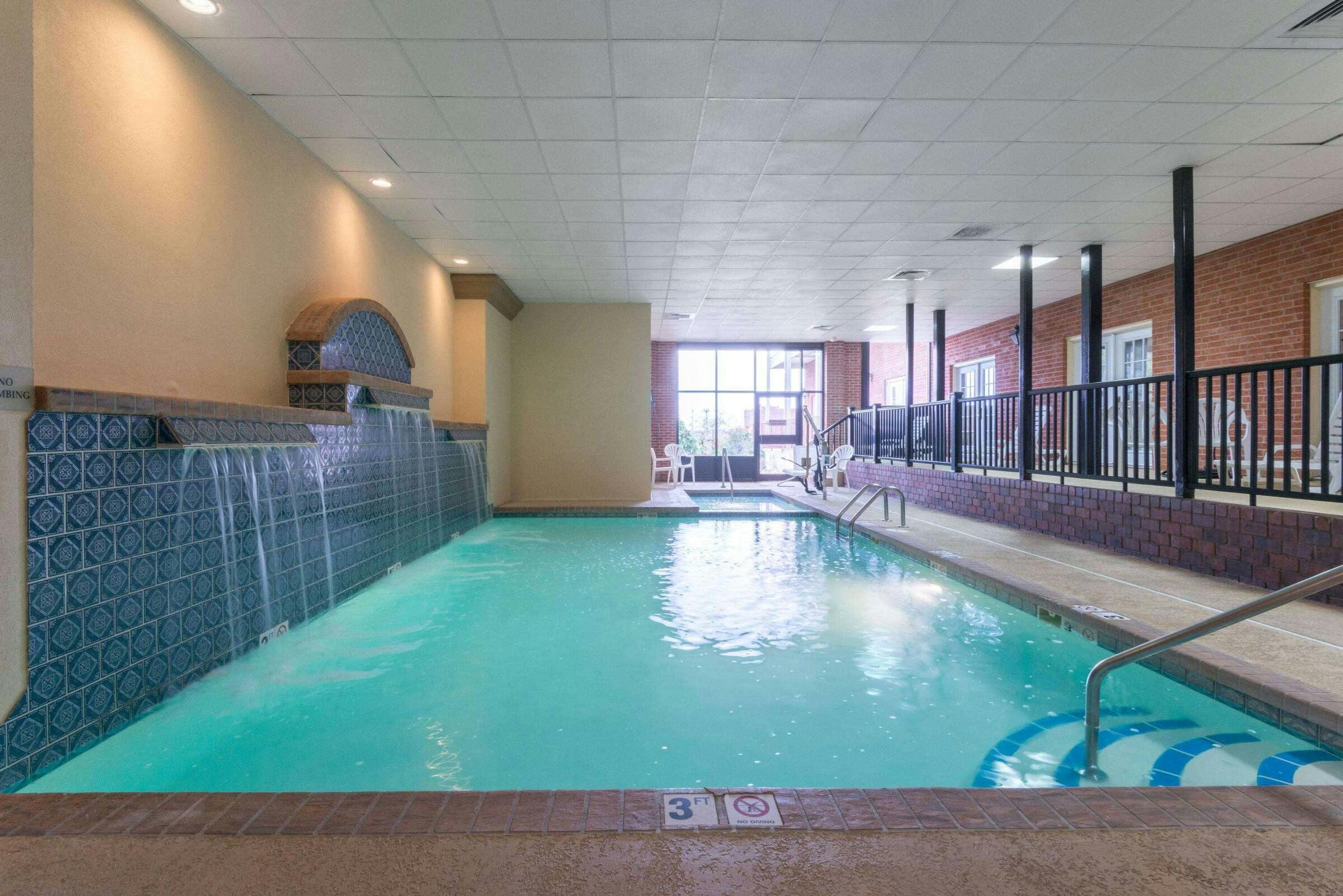 Hotel Ramada Topeka Convention Ctr photo 2