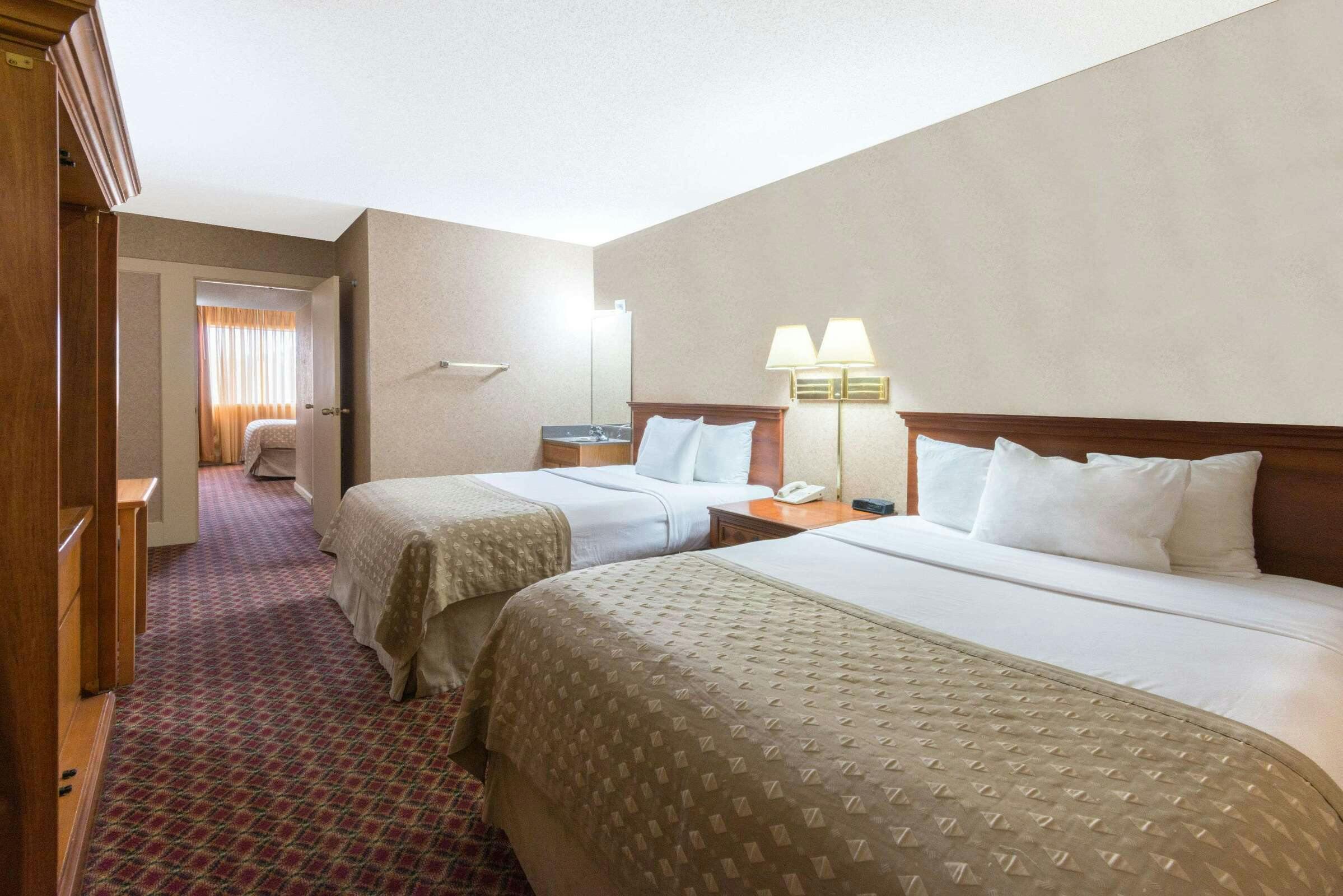 Hotel Ramada Topeka Convention Ctr photo 4