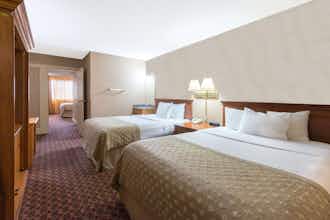 Hotel Ramada Topeka Convention Ctr photo 4