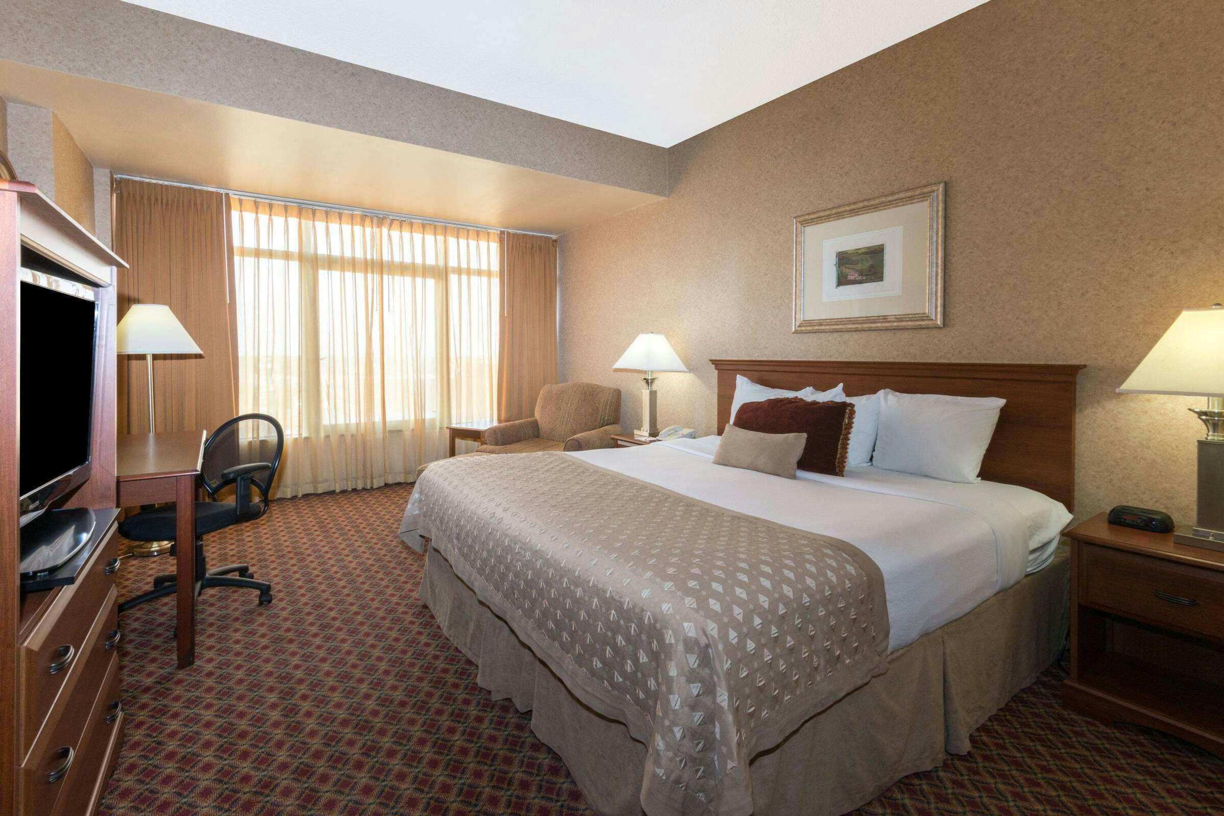Hotel Ramada Topeka Convention Ctr photo 5