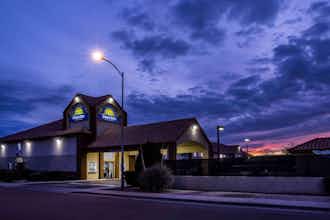 Hotel Days Inn Phoenix North photo 2