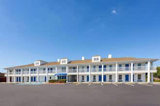 Hotel Baymont Inn Suites Brunswick photo 1
