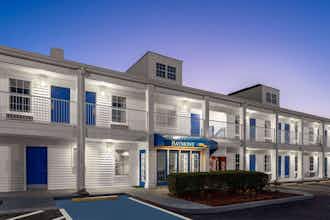 Hotel Baymont Inn Suites Brunswick photo 2