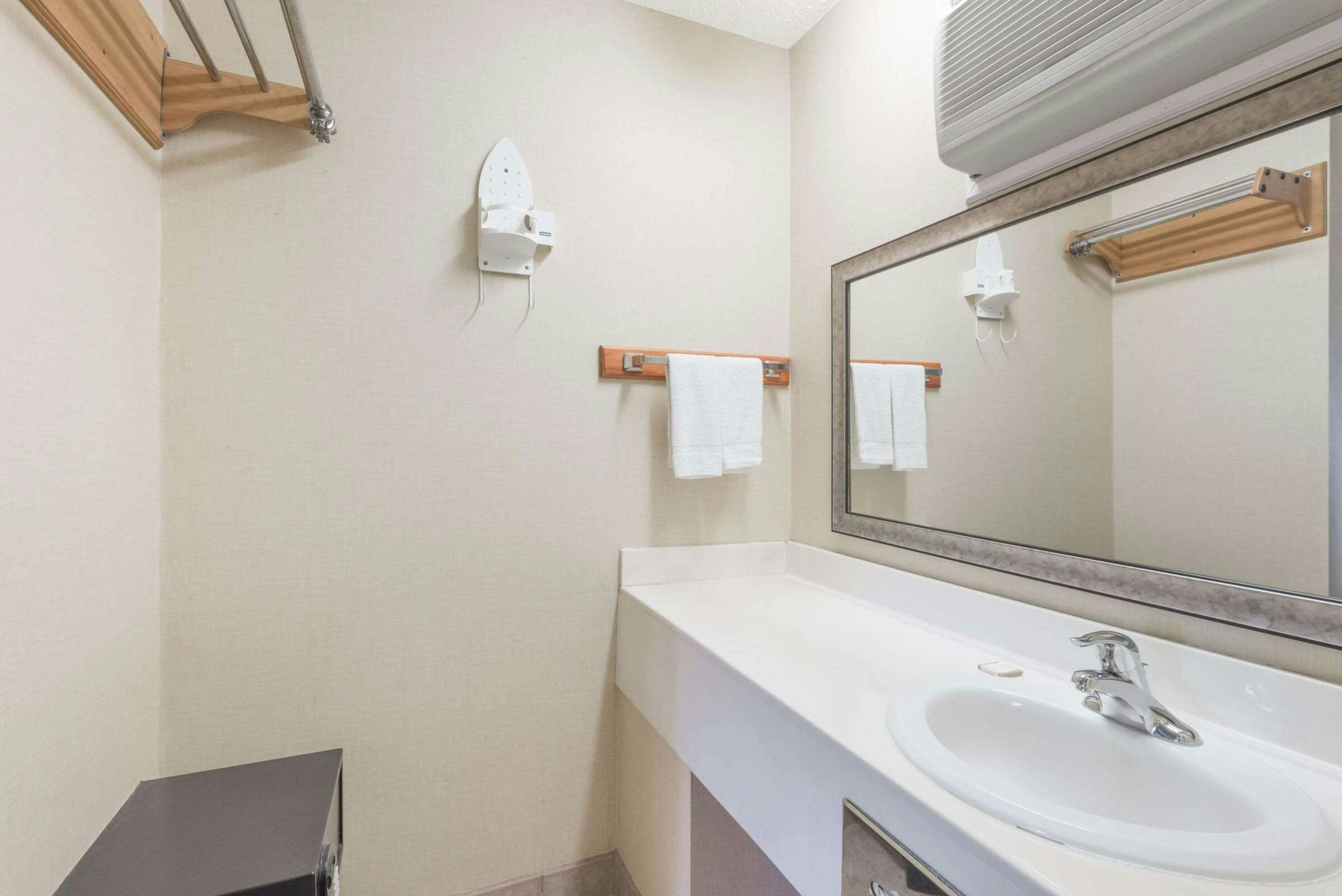 Hotel Howard Johnson by Wyndham Rocky Hill photo 3