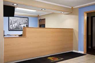 Hotel Super 8 Charlt Univ photo 1