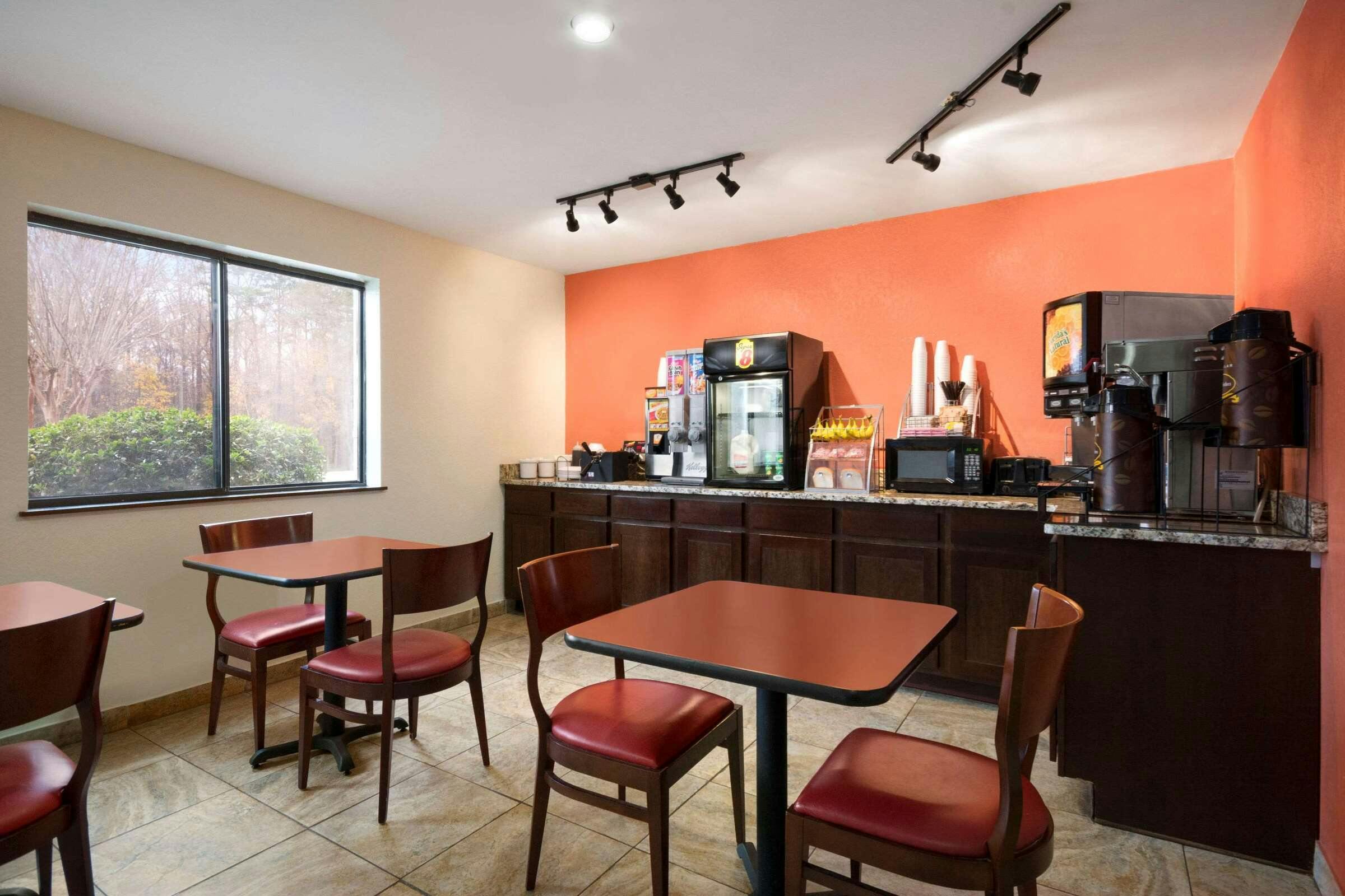 Hotel Super 8 by Wyndham Charlotte University photo 2