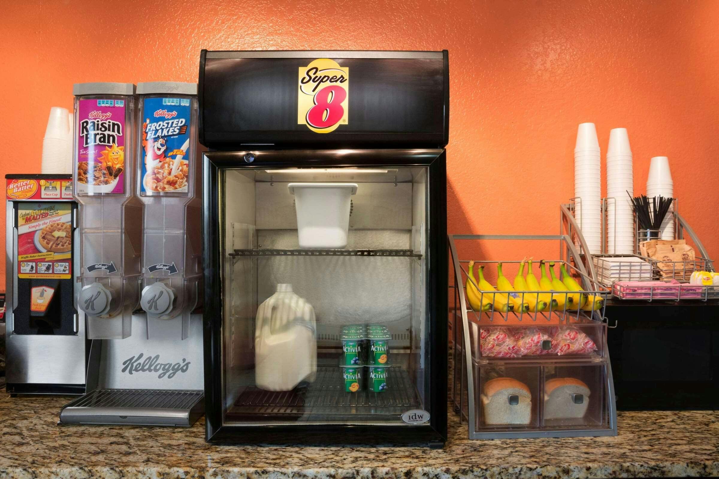 Hotel Super 8 by Wyndham Charlotte University photo 3