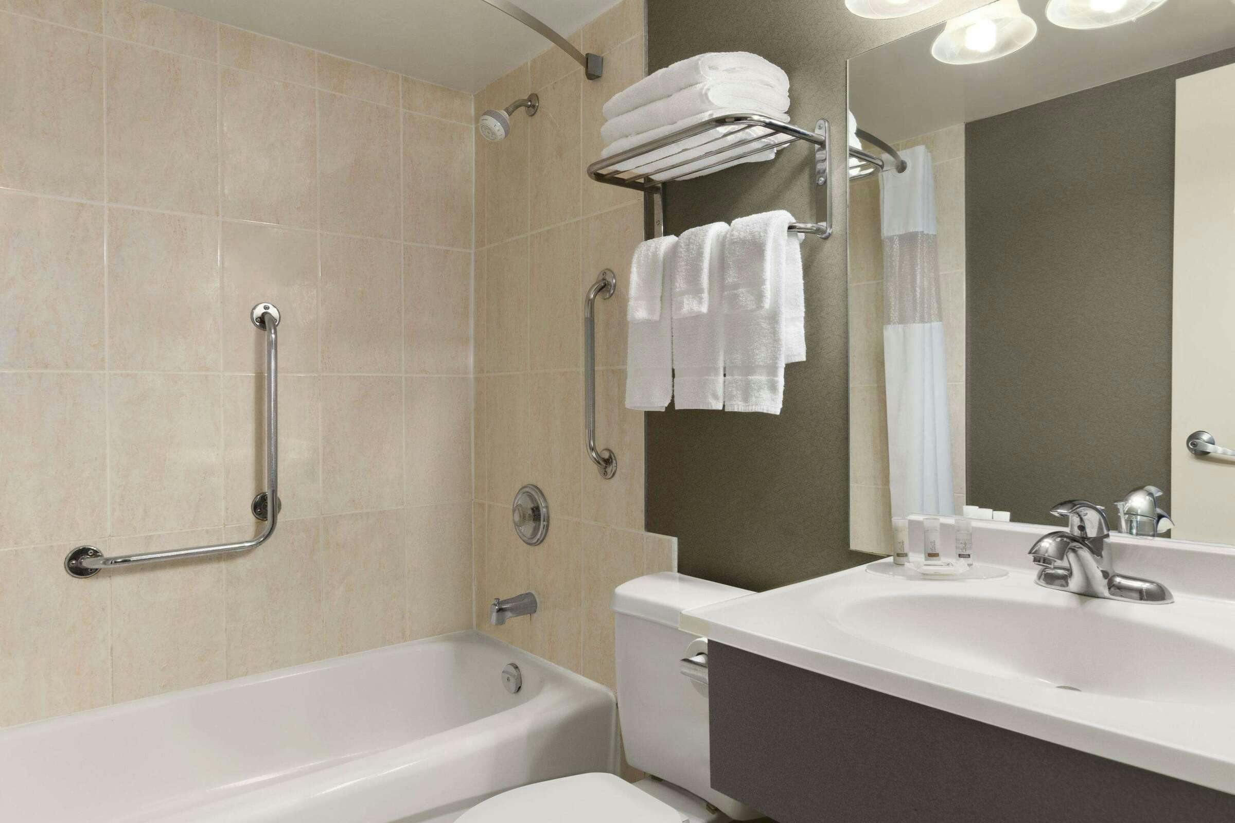 Hotel Days Inn by Wyndham Fallsview photo 1