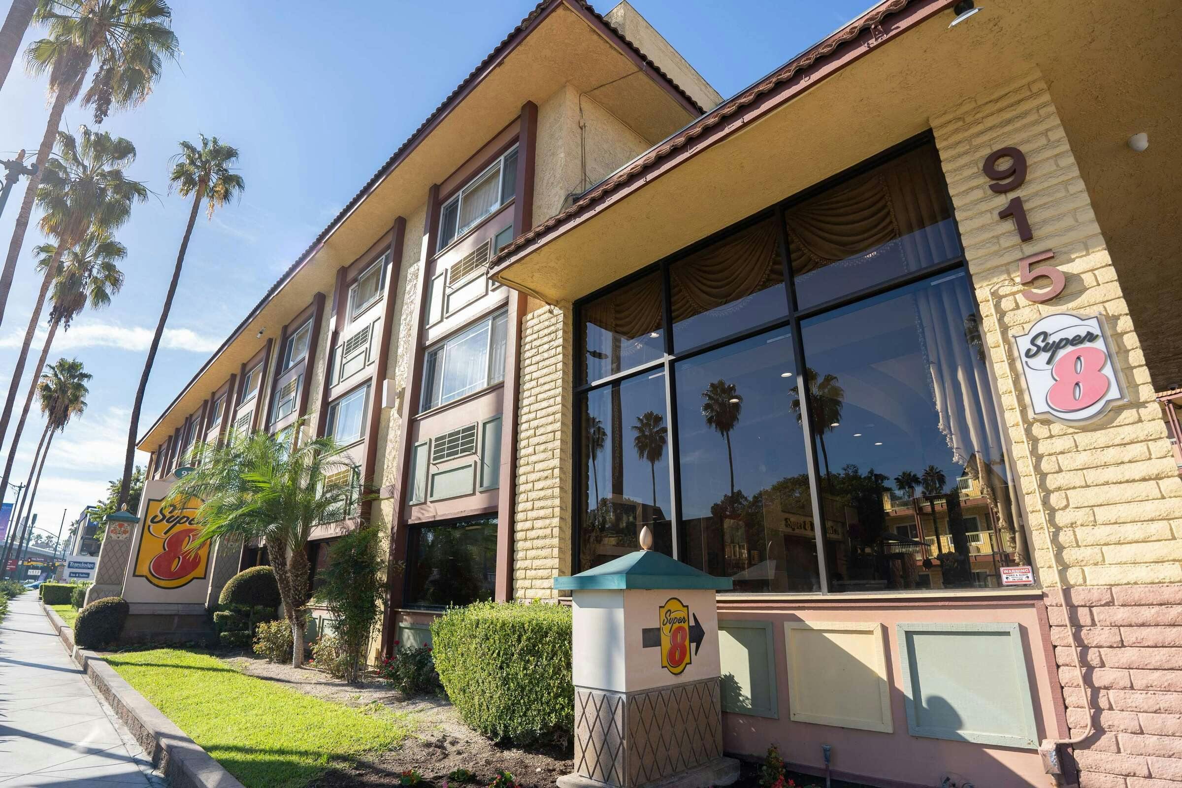 Hotel Super 8 by Wyndham Anaheim/Disneyland Drive photo 1