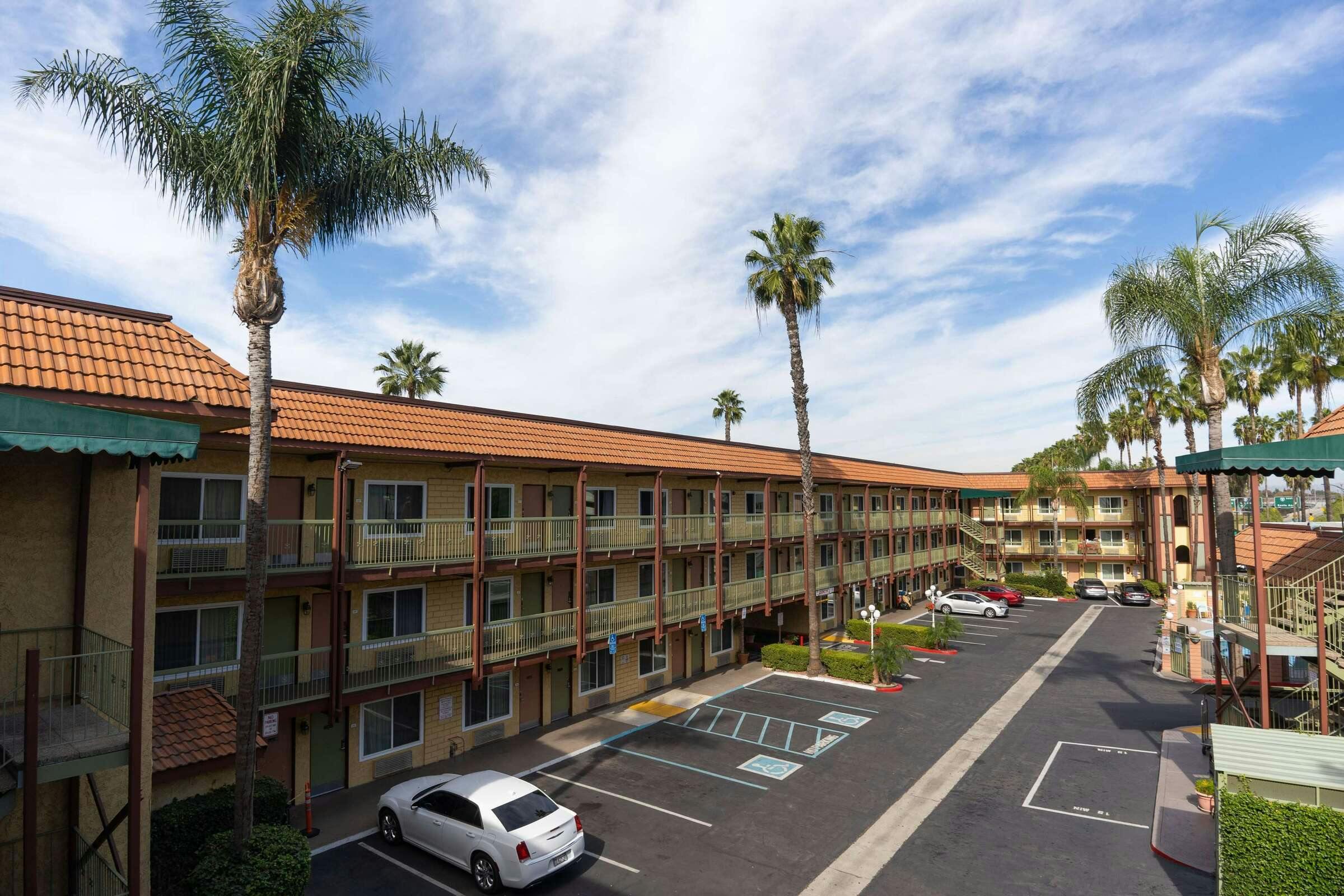 Hotel Super 8 by Wyndham Anaheim/Disneyland Drive photo 2