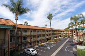 Hotel Super 8 by Wyndham Anaheim/Disneyland Drive photo 2