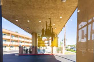 Hotel Super 8 by Wyndham Anaheim/Disneyland Drive photo 3