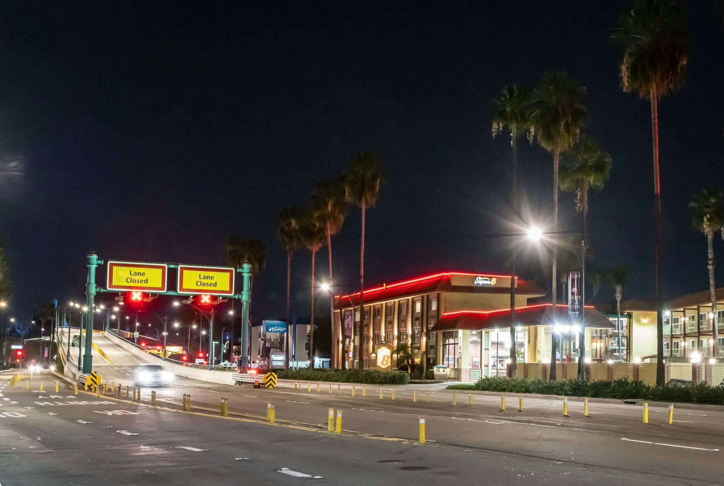 Hotel Super 8 by Wyndham Anaheim/Disneyland Drive photo 4