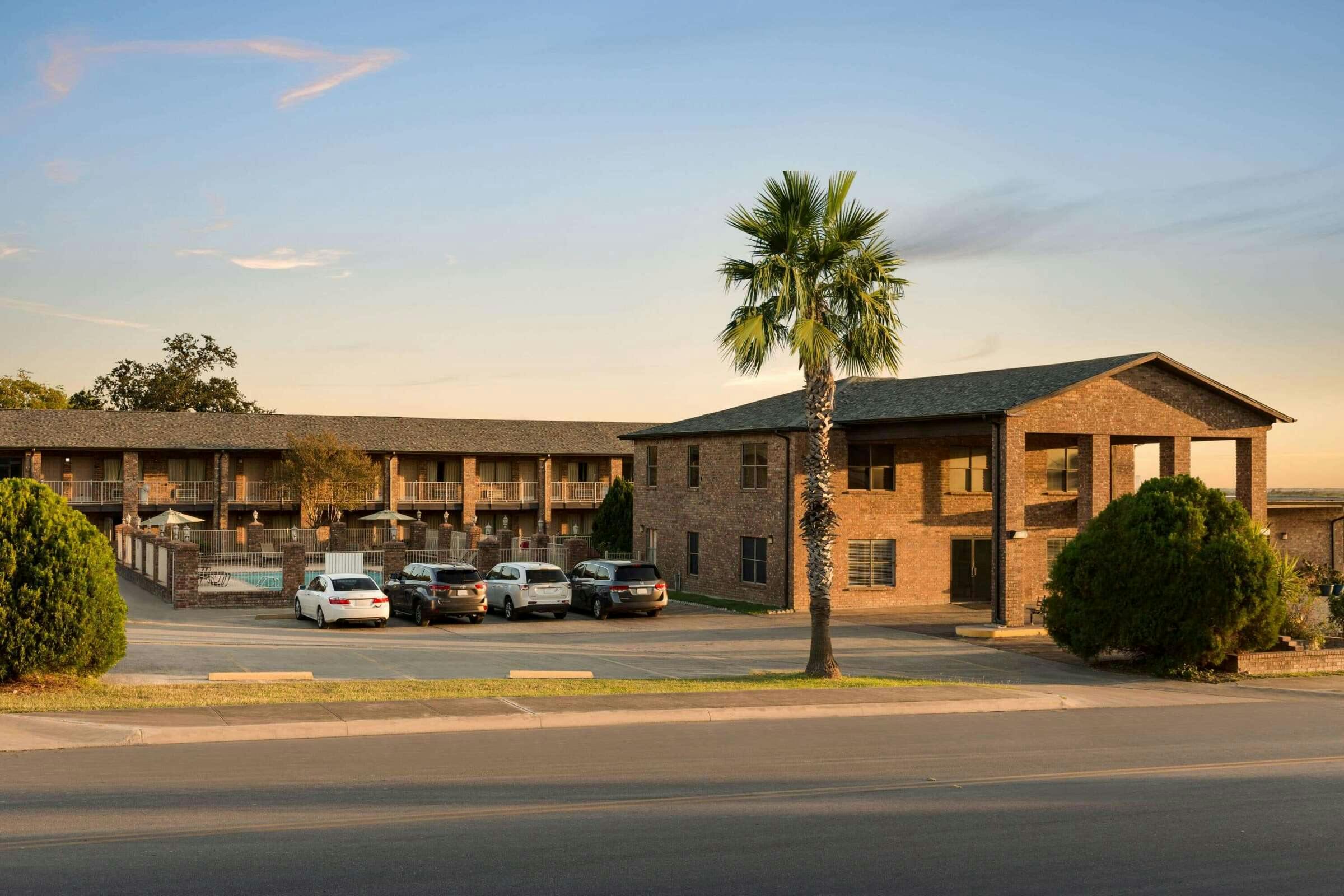 Hotel Super 8 by Wyndham Universal City photo 1