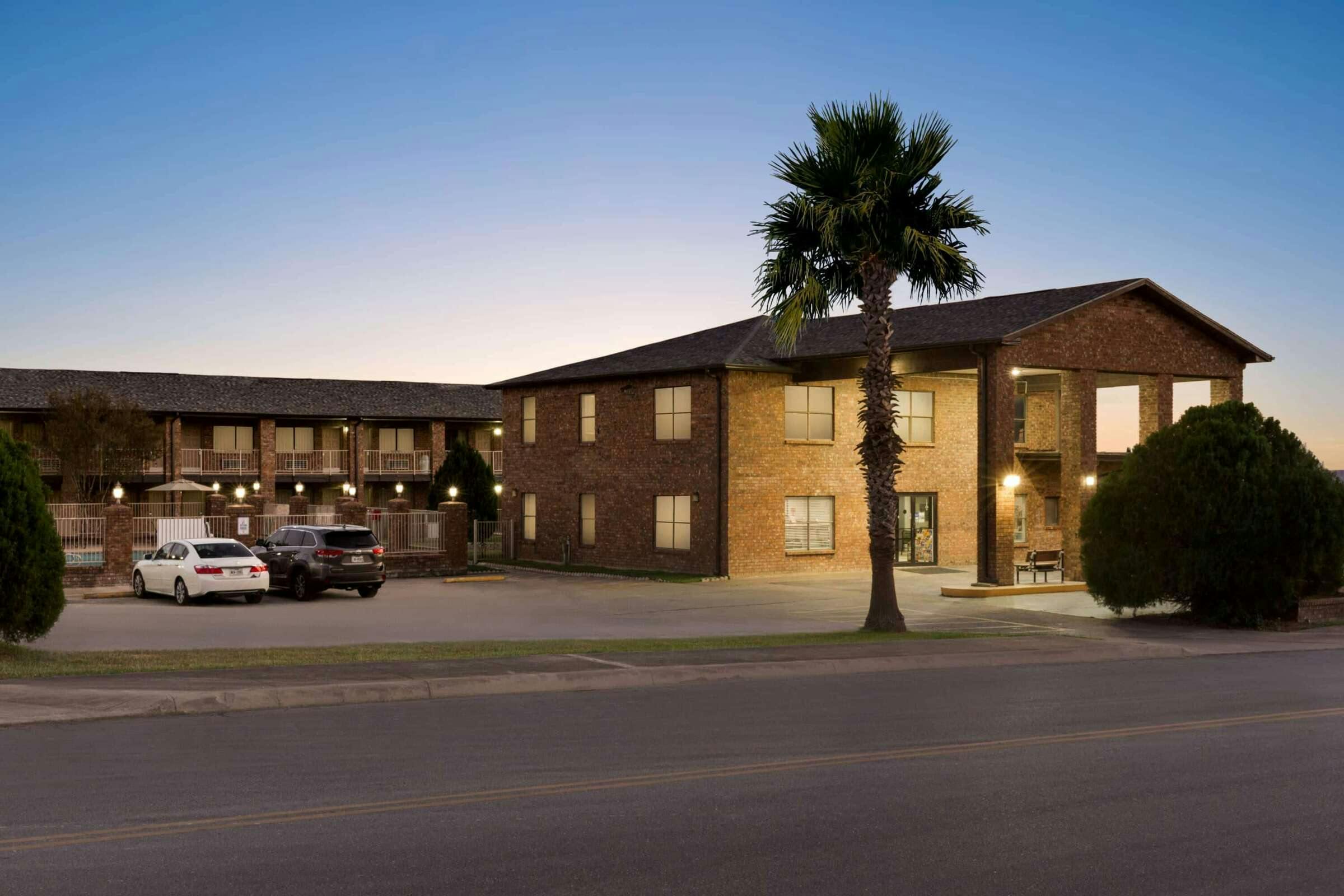 Hotel Super 8 by Wyndham Universal City photo 2