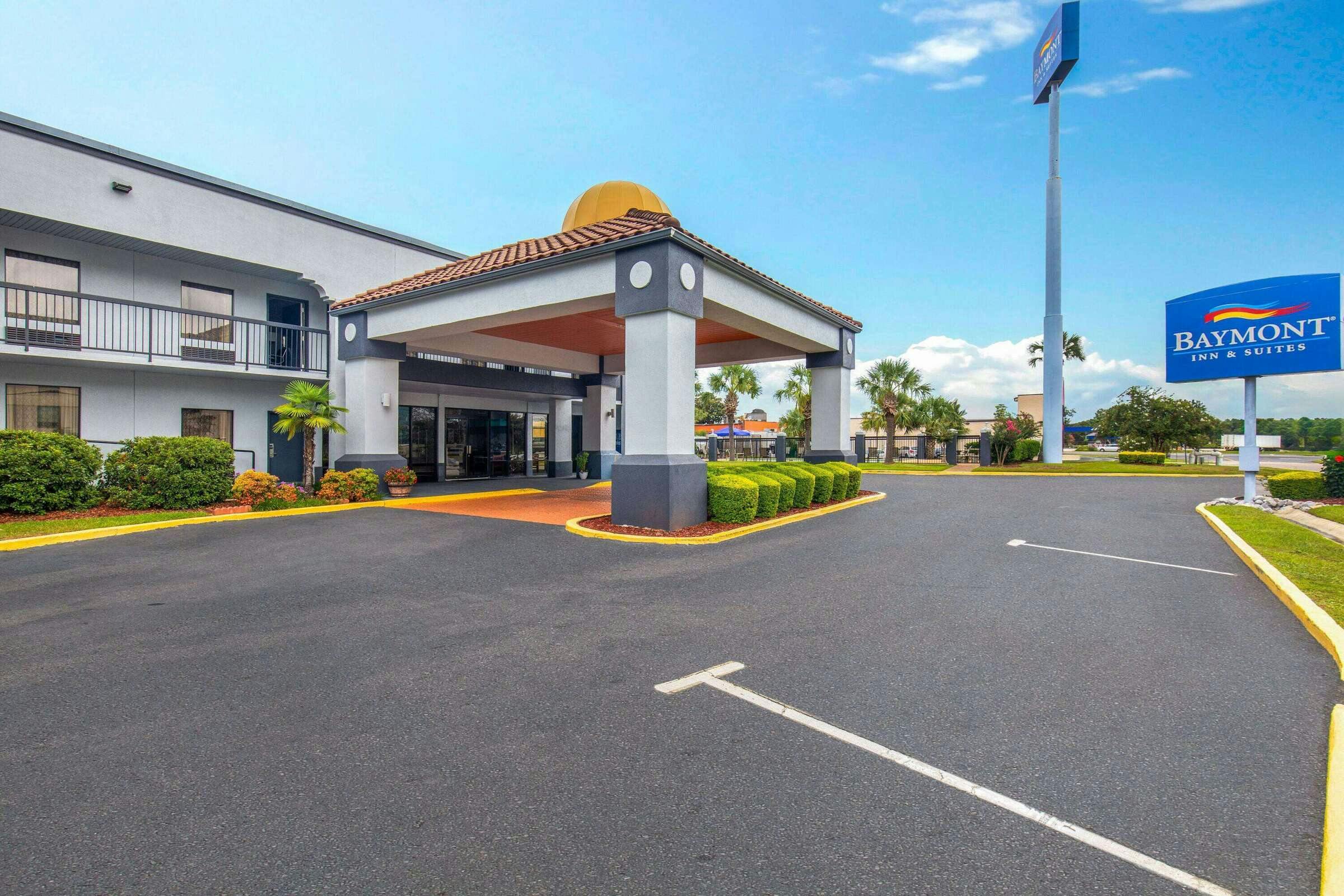 Hotel Baymont I S Tillmans Corner photo 1