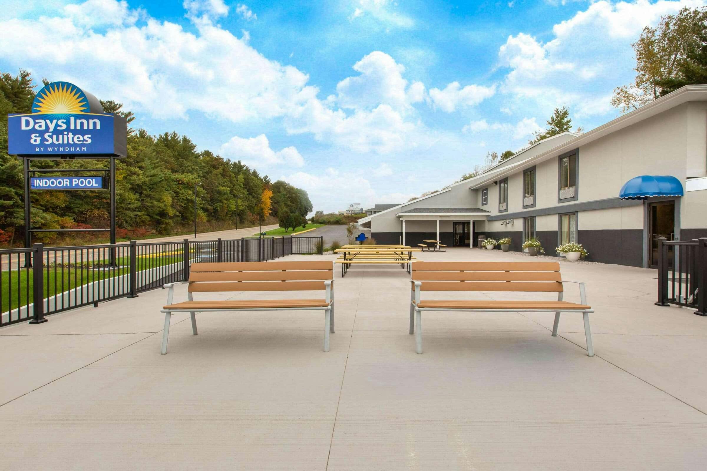 Hotel Days Inn & Suites by Wyndham Wisconsin Dells photo 1