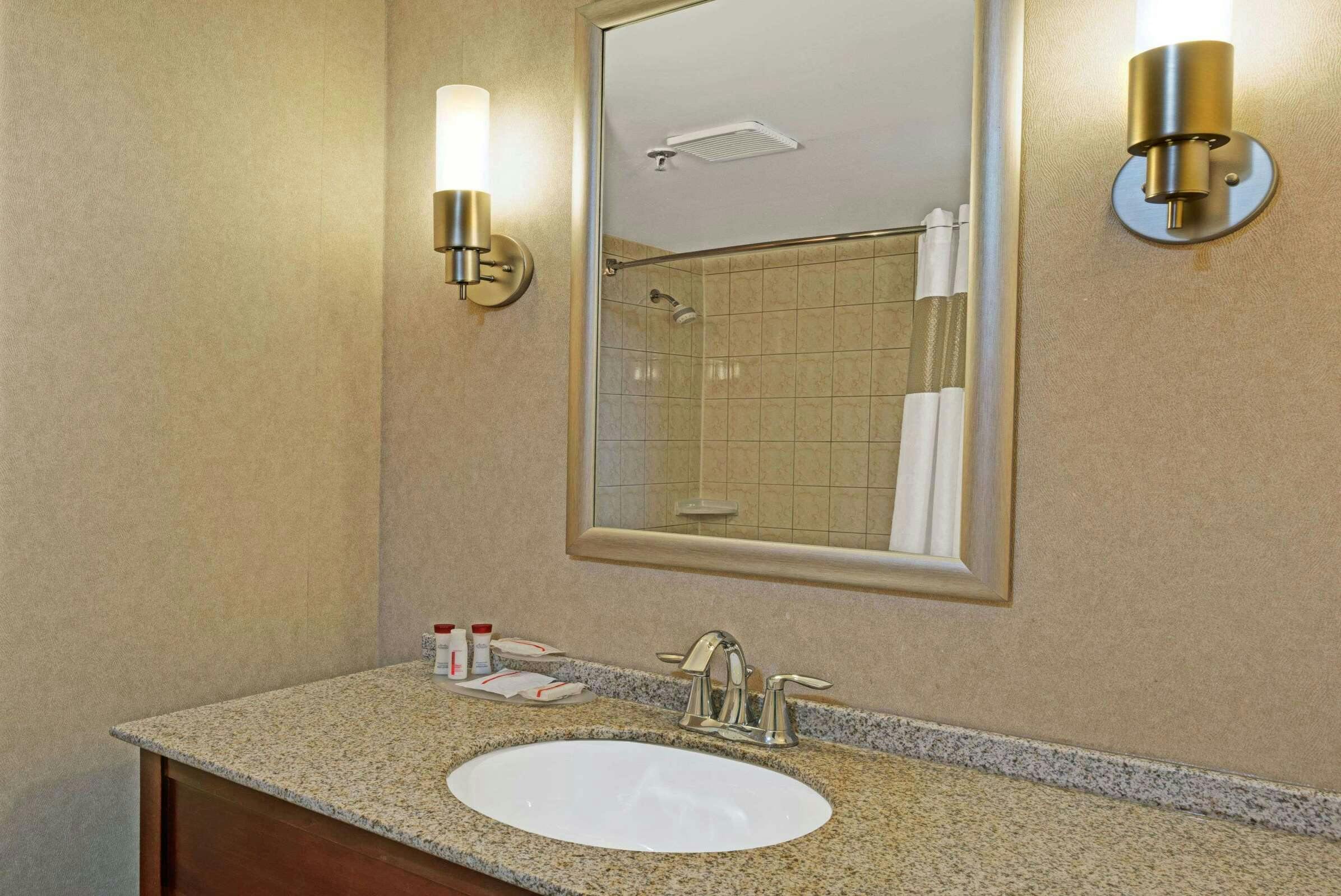 Hotel Ramada by Wyndham Niagara Falls/Fallsview photo 4