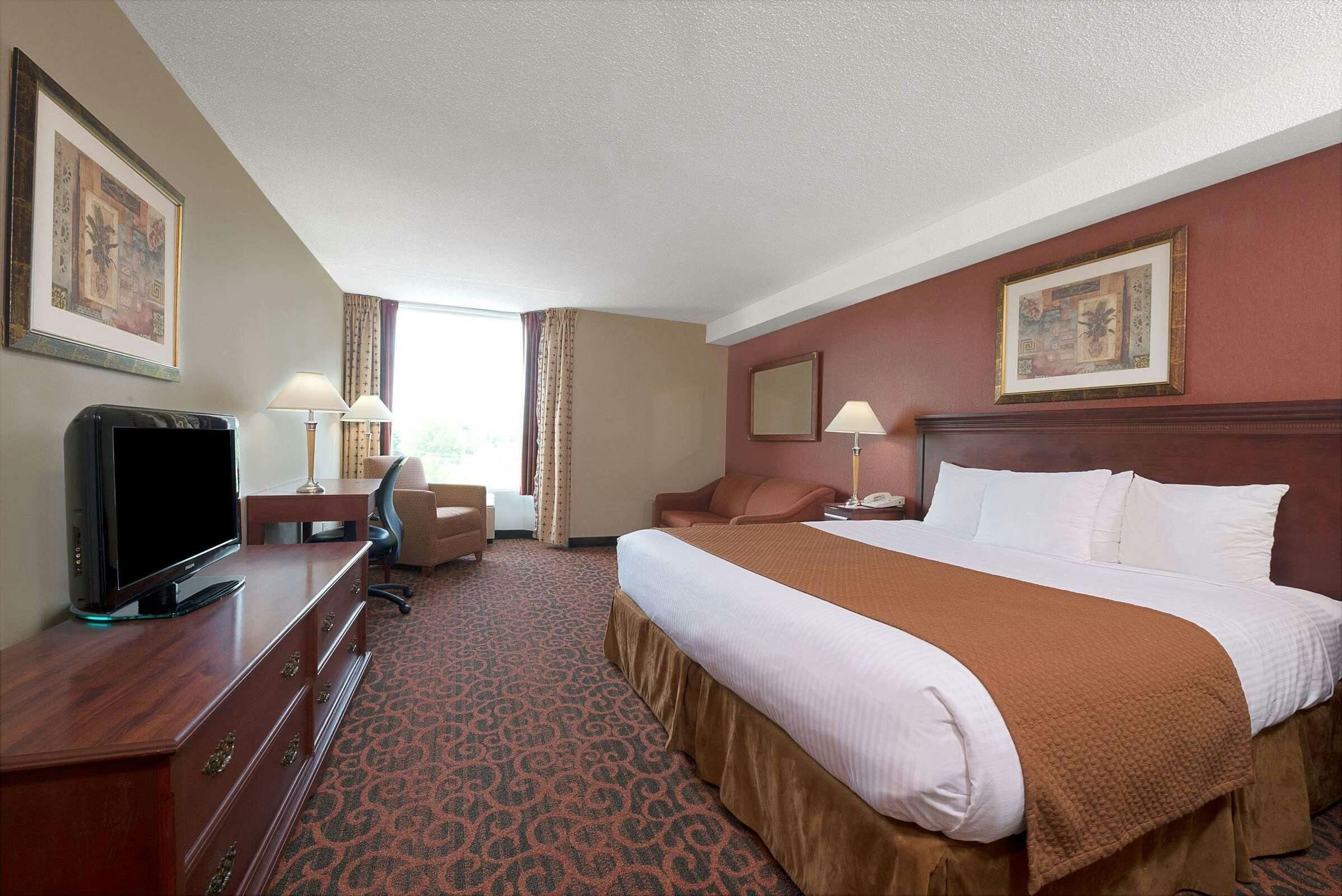 Hotel Ramada by Wyndham Niagara Falls/Fallsview photo 5