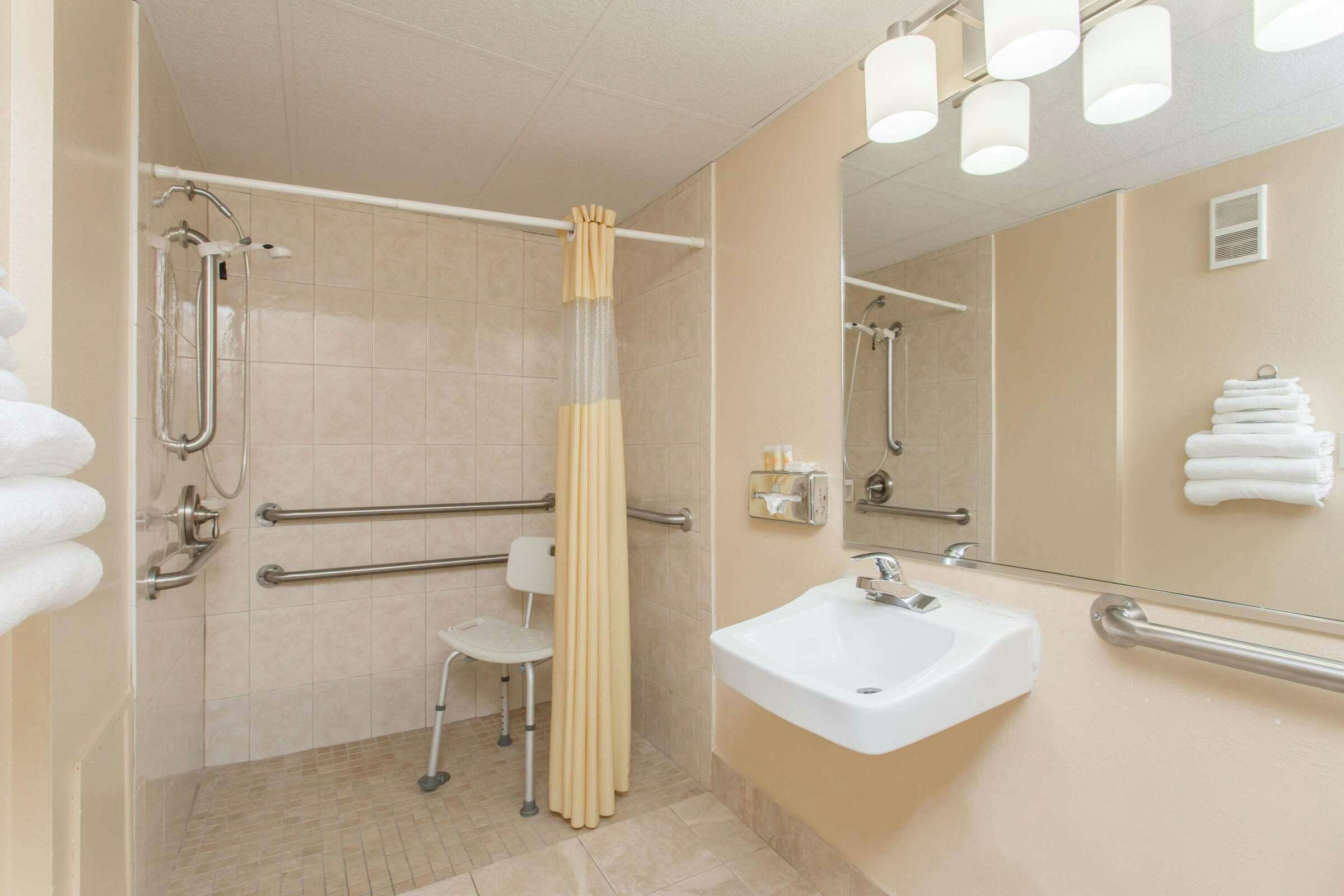 Hotel Days Inn by Wyndham Bradenton I-75 photo 5