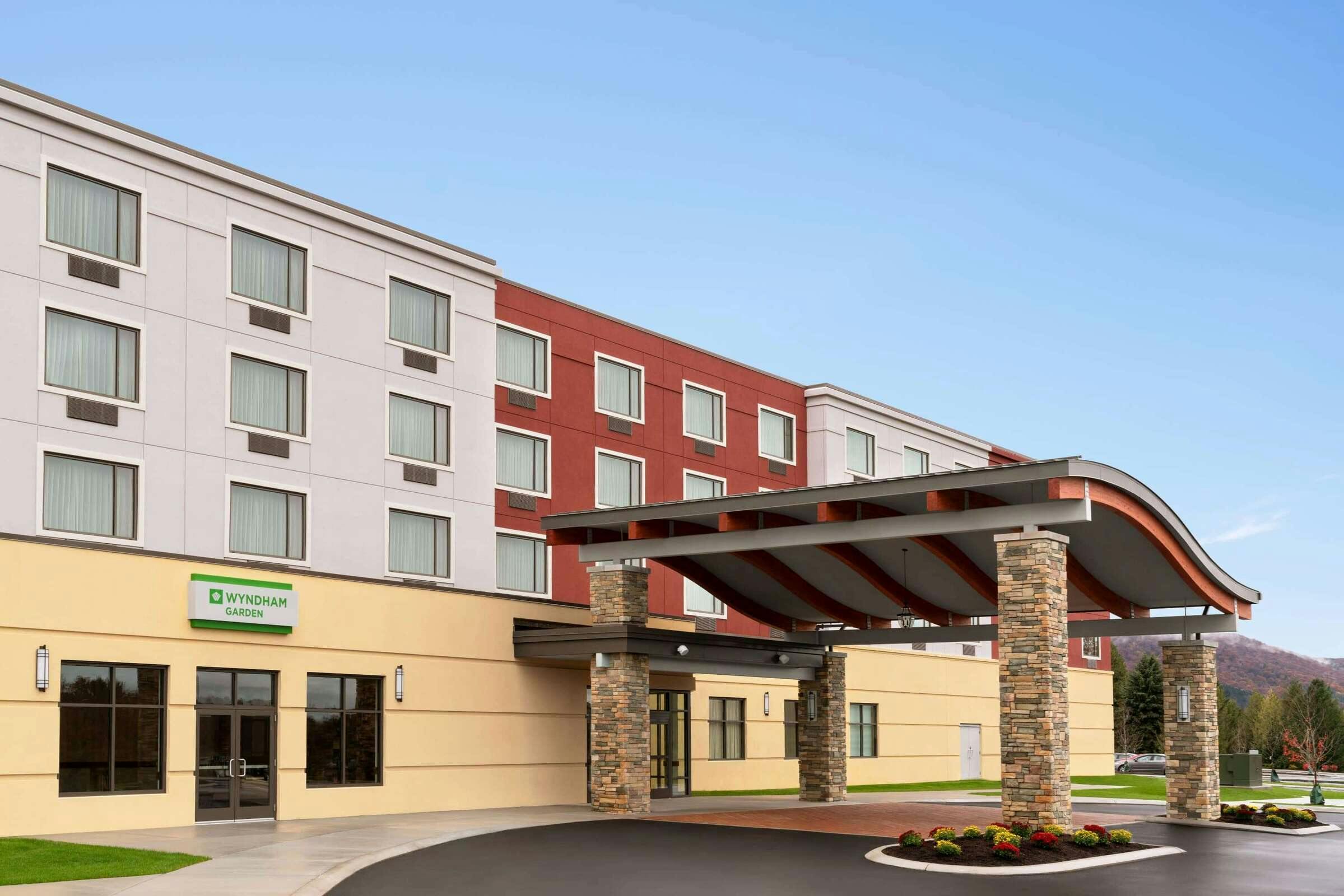Hotel Wyndham Garden State College photo 1