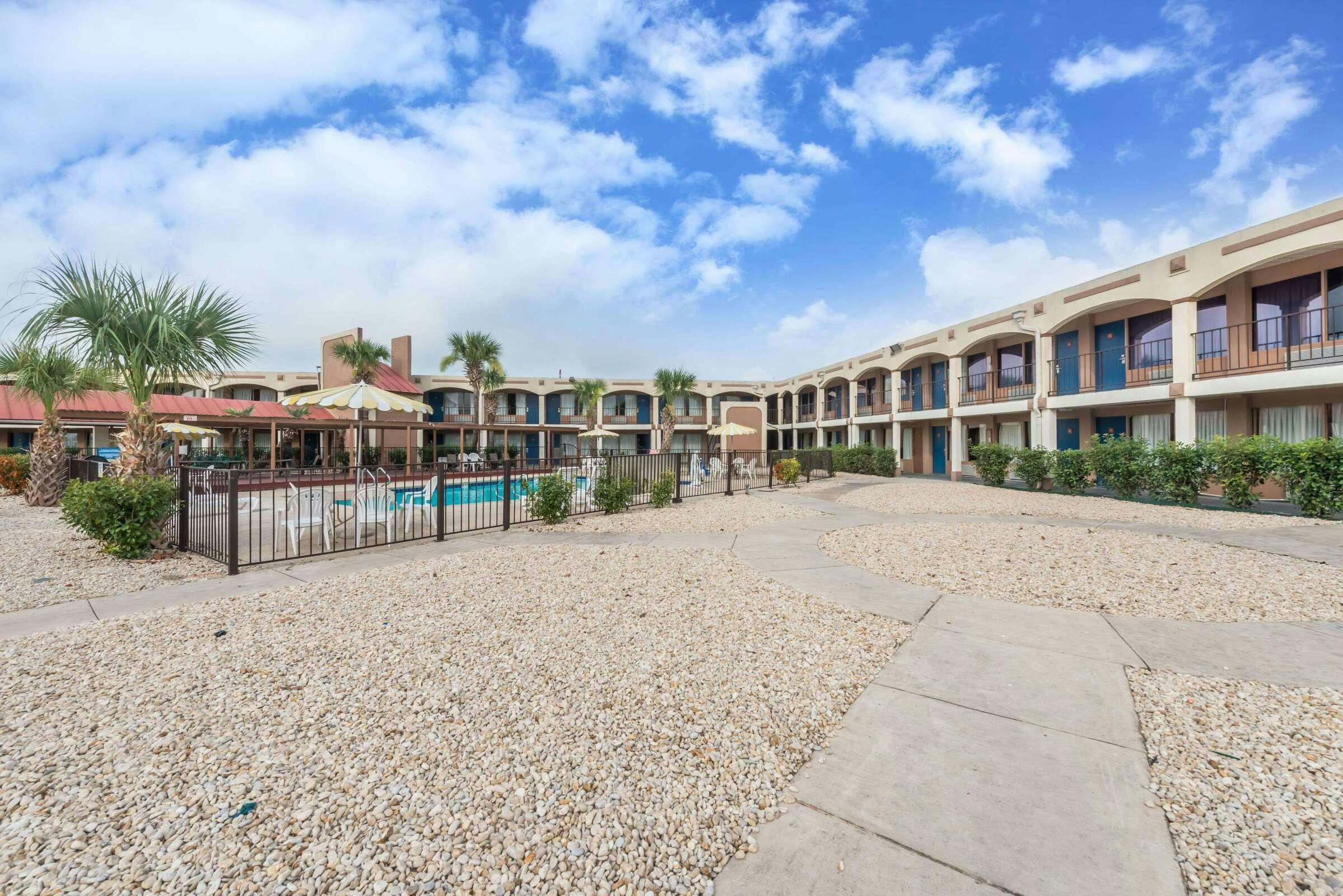 Days Inn San An Splashtown/ATT