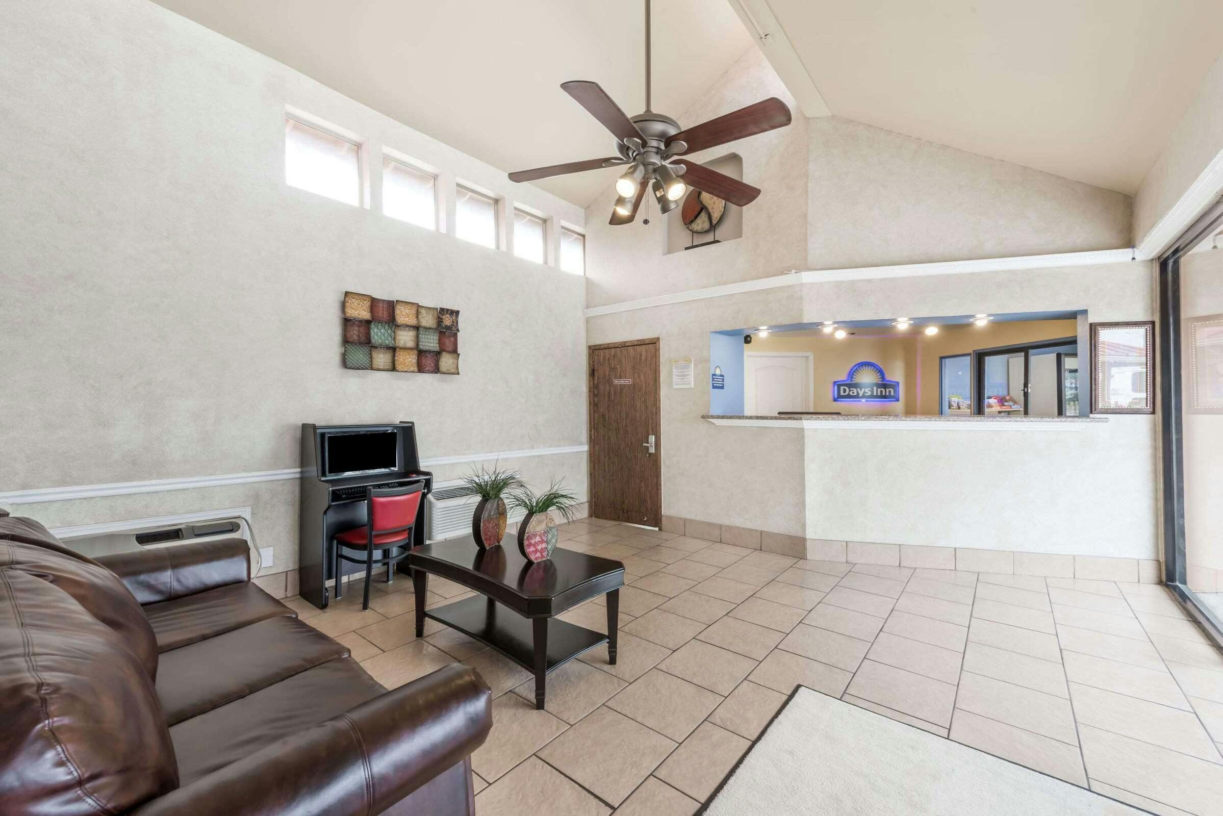 Hotel Days Inn San An Splashtown/ATT photo 1