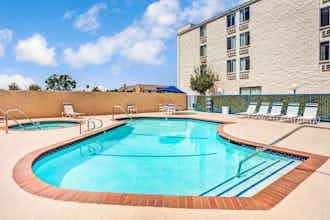 Hotel Days Inn And Suites Fullerton photo 1