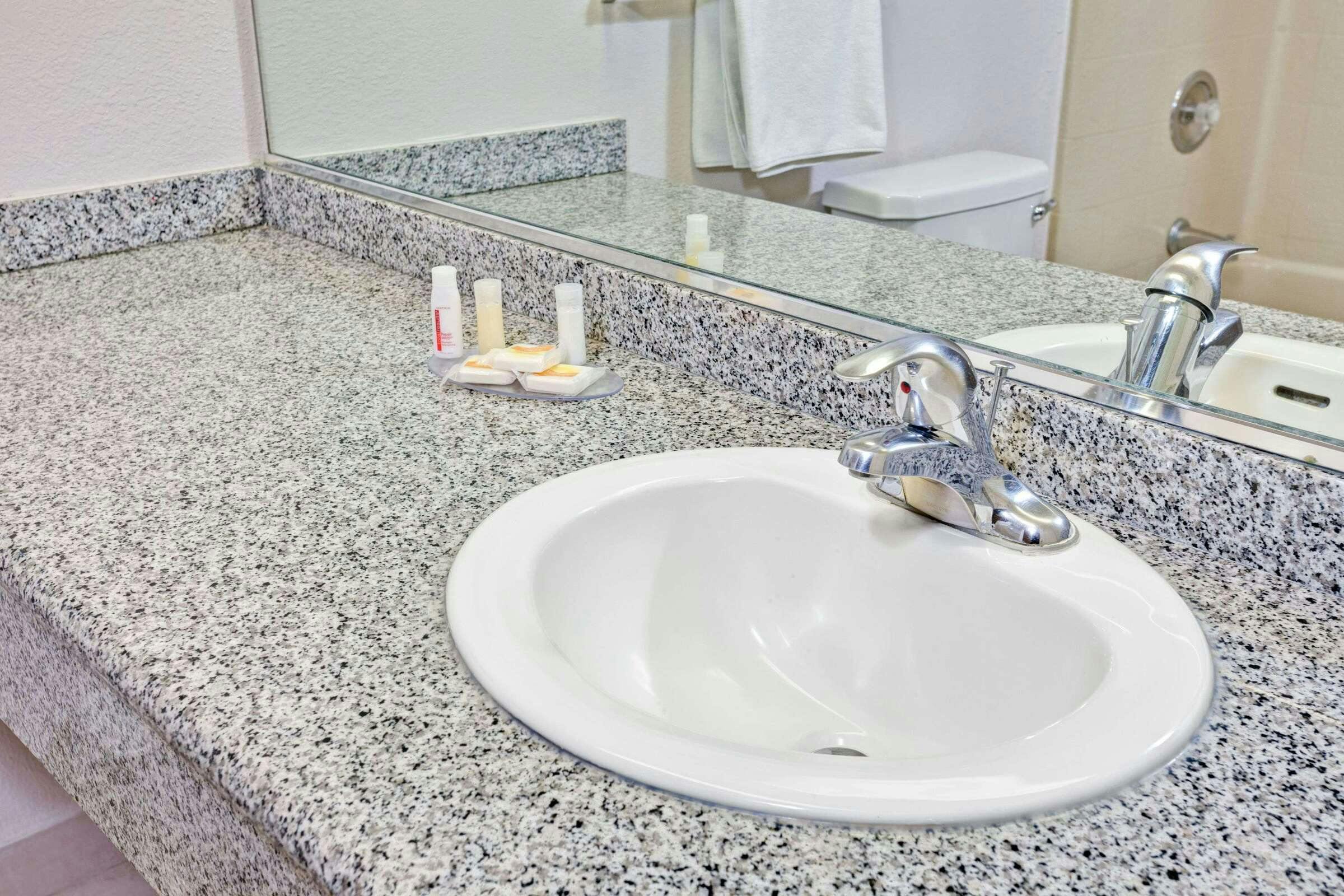 Hotel Days Inn And Suites Fullerton photo 3