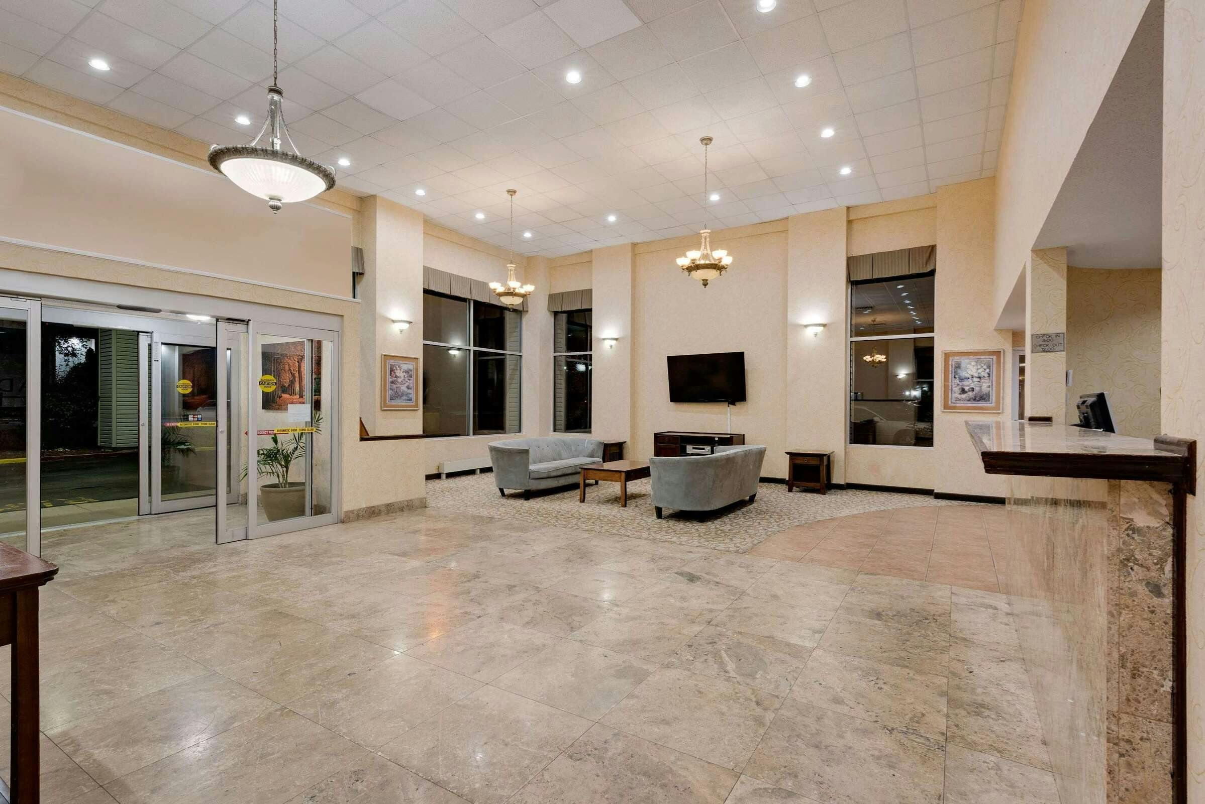 Hotel Ramada Cleveland Airport West photo 2