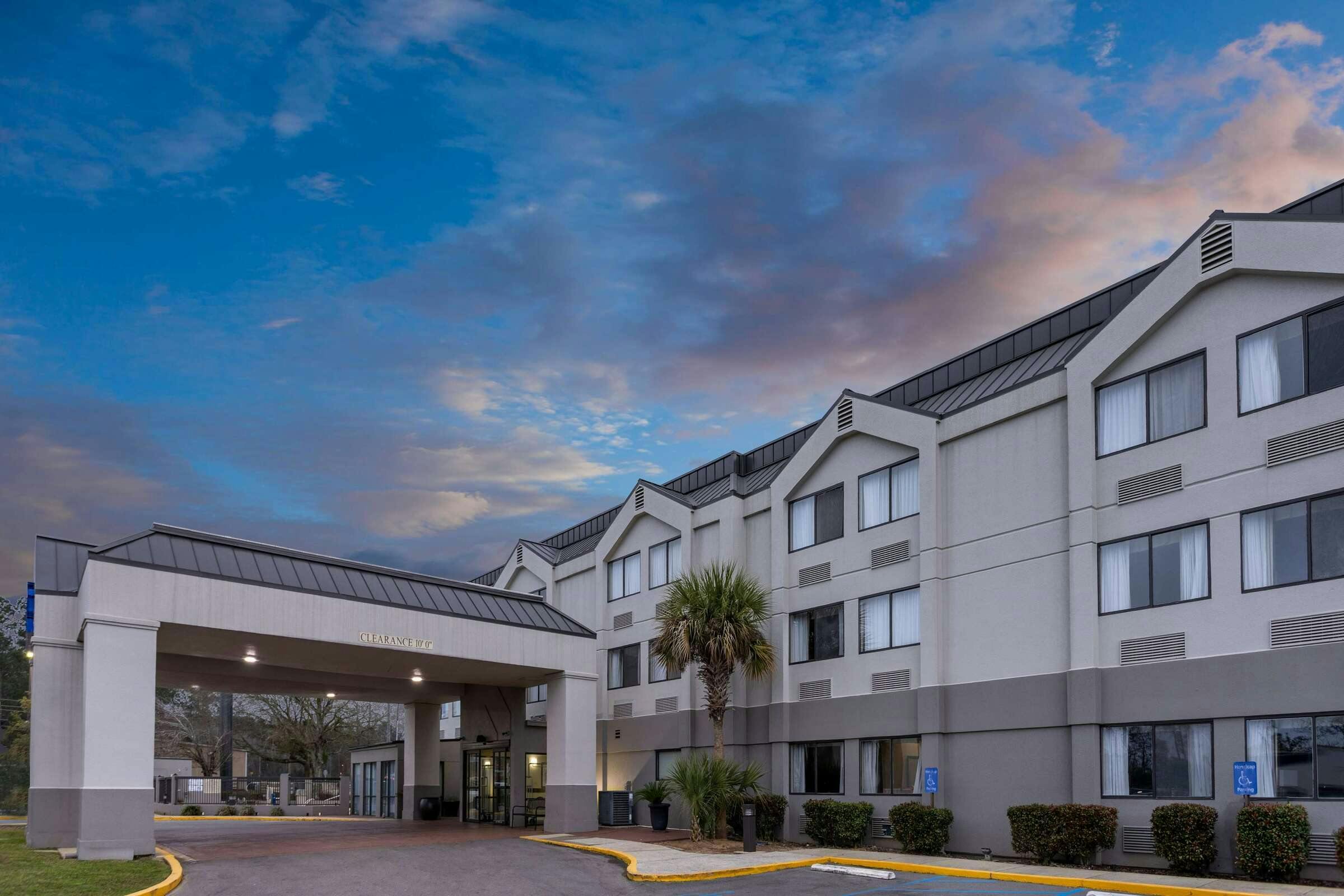 Hotel Baymont Inn Suites Saraland photo 1
