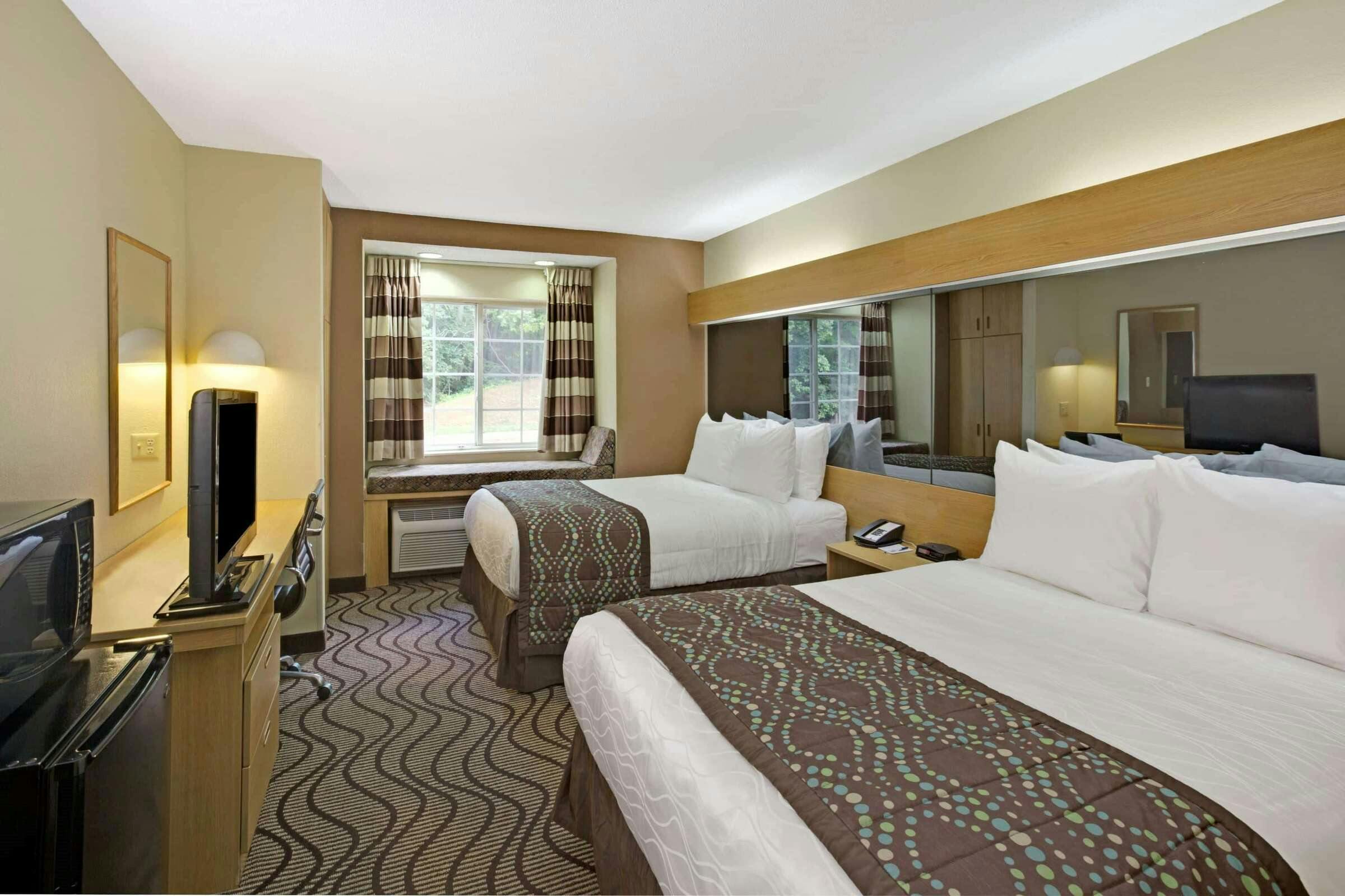 Hotel Microtel Inn & Suites by Wyndham Charlotte/University Place photo 3