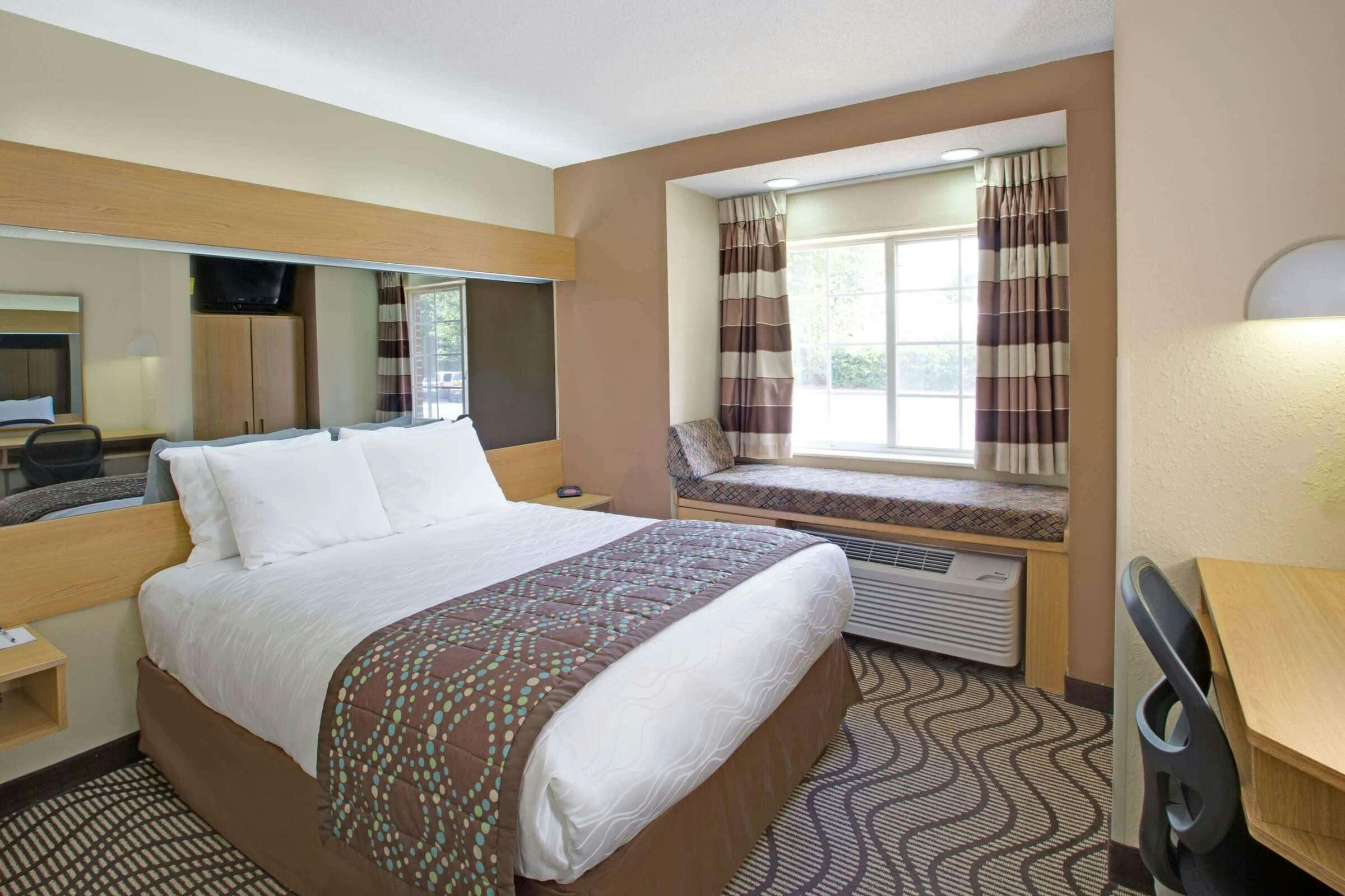 Hotel Microtel Inn & Suites by Wyndham Charlotte/University Place photo 4