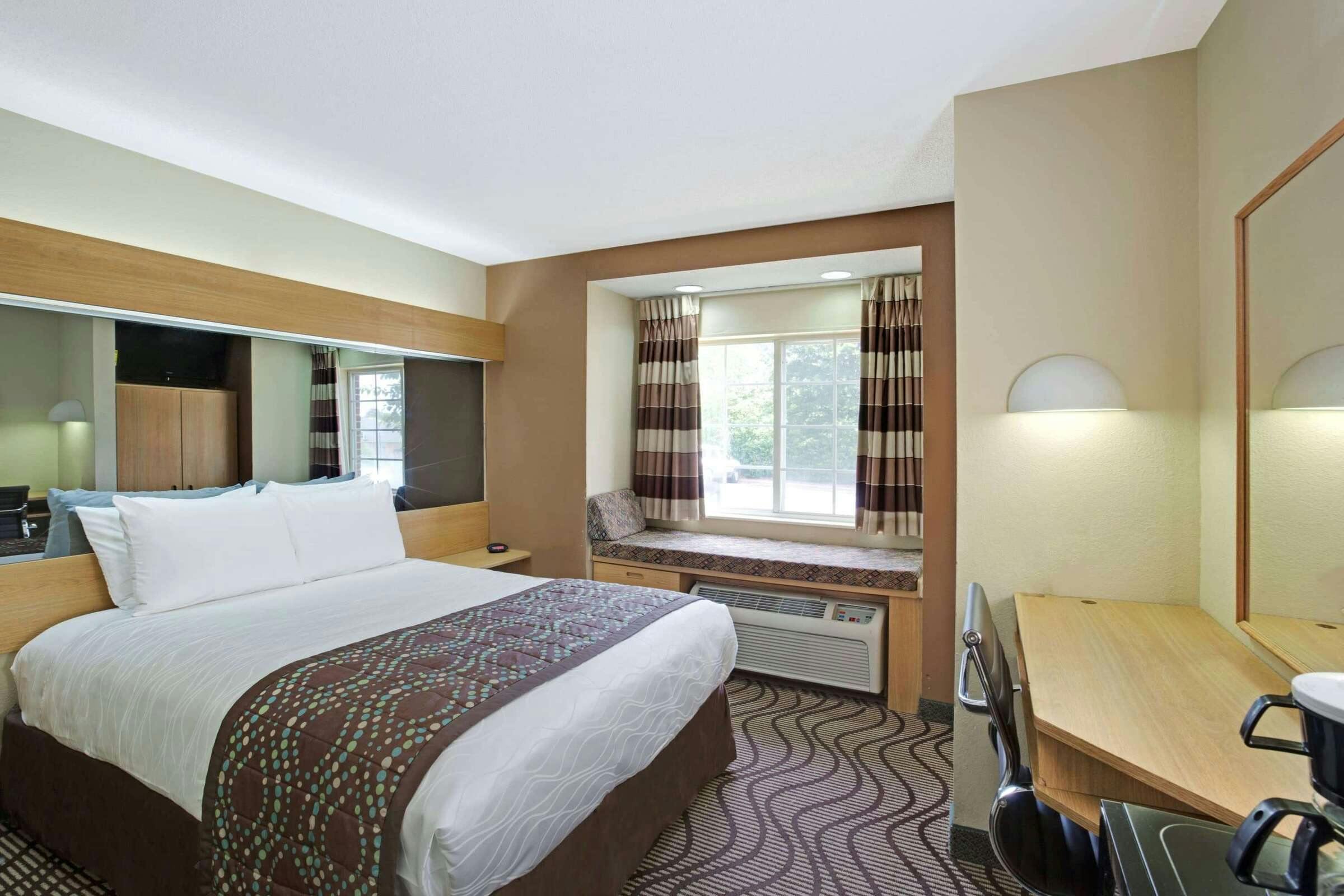 Hotel Microtel Inn & Suites by Wyndham Charlotte/University Place photo 5