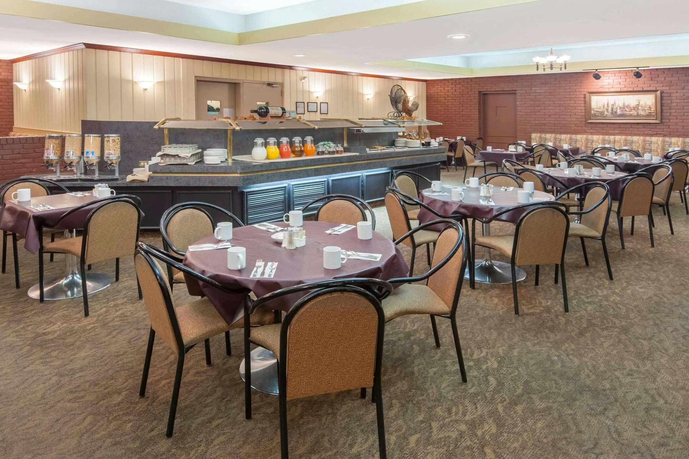 Hotel Ramada Plaza Calgary Downtown photo 4