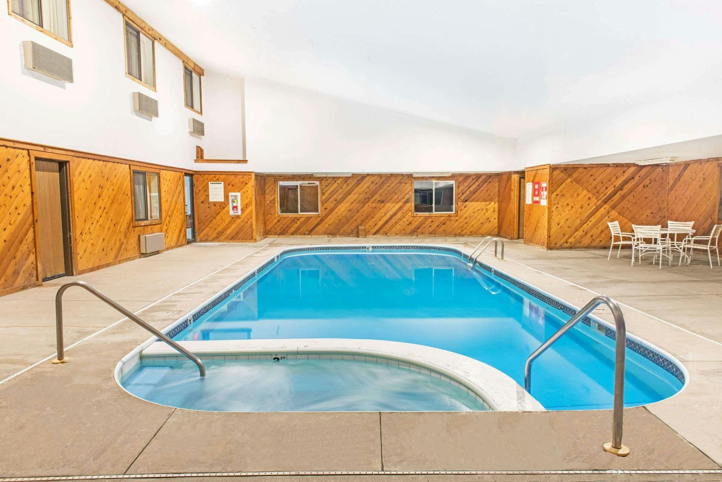 Hotel Super 8 by Wyndham Richfield/Cleveland photo 1